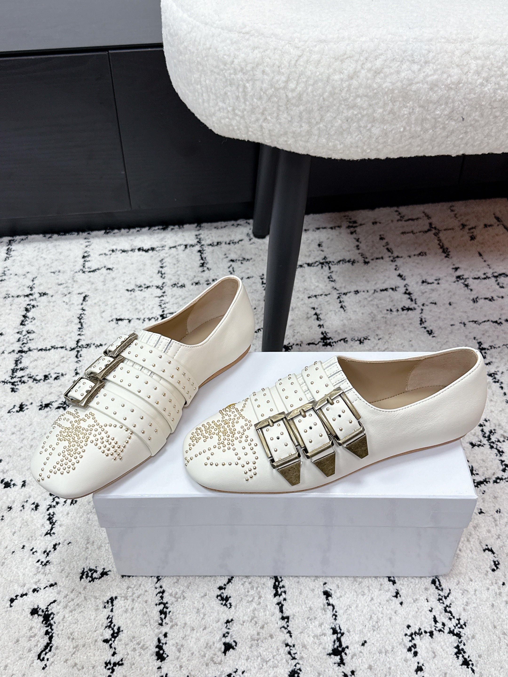 CHLOÉ 26S FLAT SHOES IN WHITE CALFSKIN WITH METAL STUDS