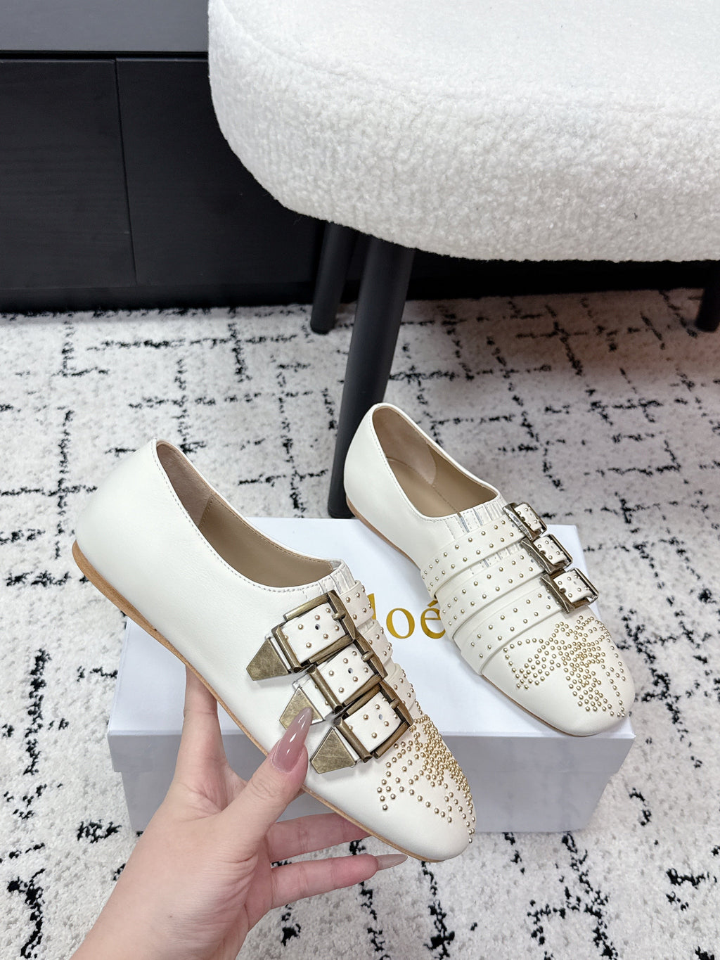 CHLOÉ 26S FLAT SHOES IN WHITE CALFSKIN WITH METAL STUDS