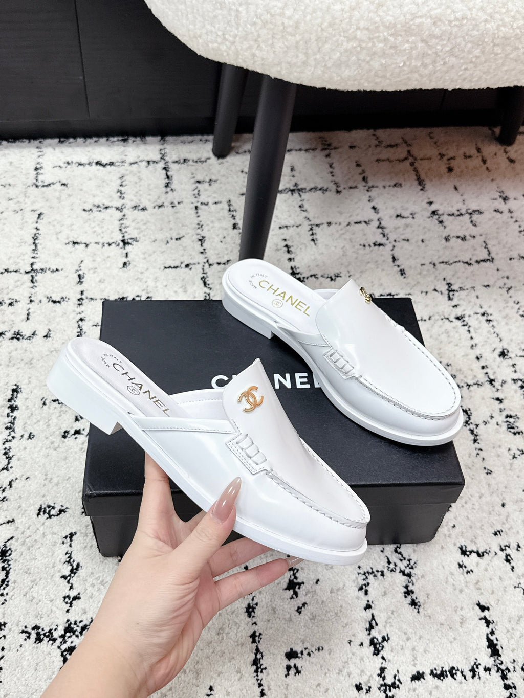 CHANEL 26S MULE LOAFERS IN WHITE SMOOTH CALFSKIN WITH CC LOGO