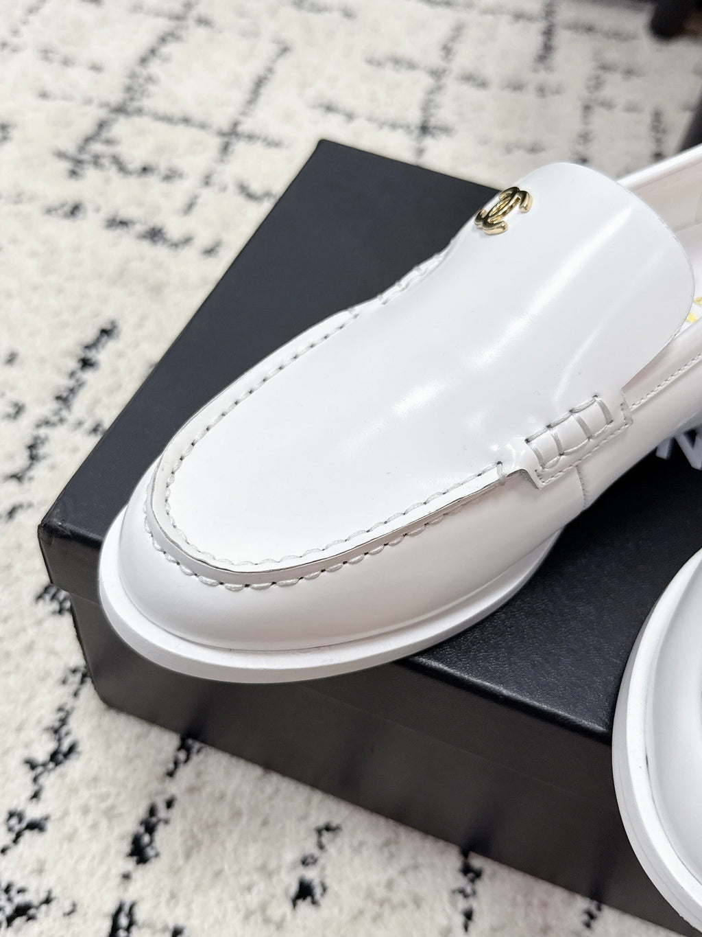CHANEL 26S LOAFERS IN WHITE SMOOTH CALFSKIN WITH CC LOGO