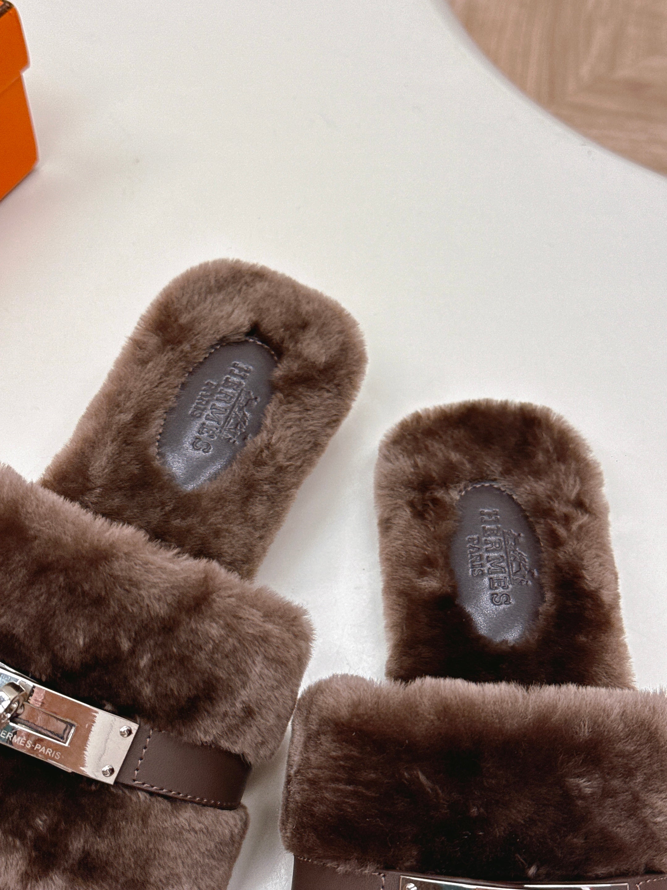HM 25S ORAN SANDAL IN DARK BROWN SHEARLING WITH SILVER HARDWARE