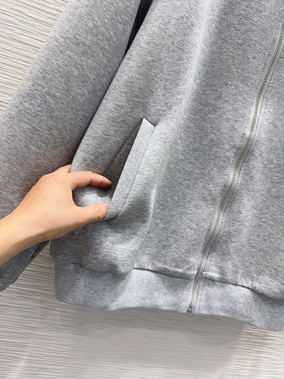 PRADA 26S SUIT 676