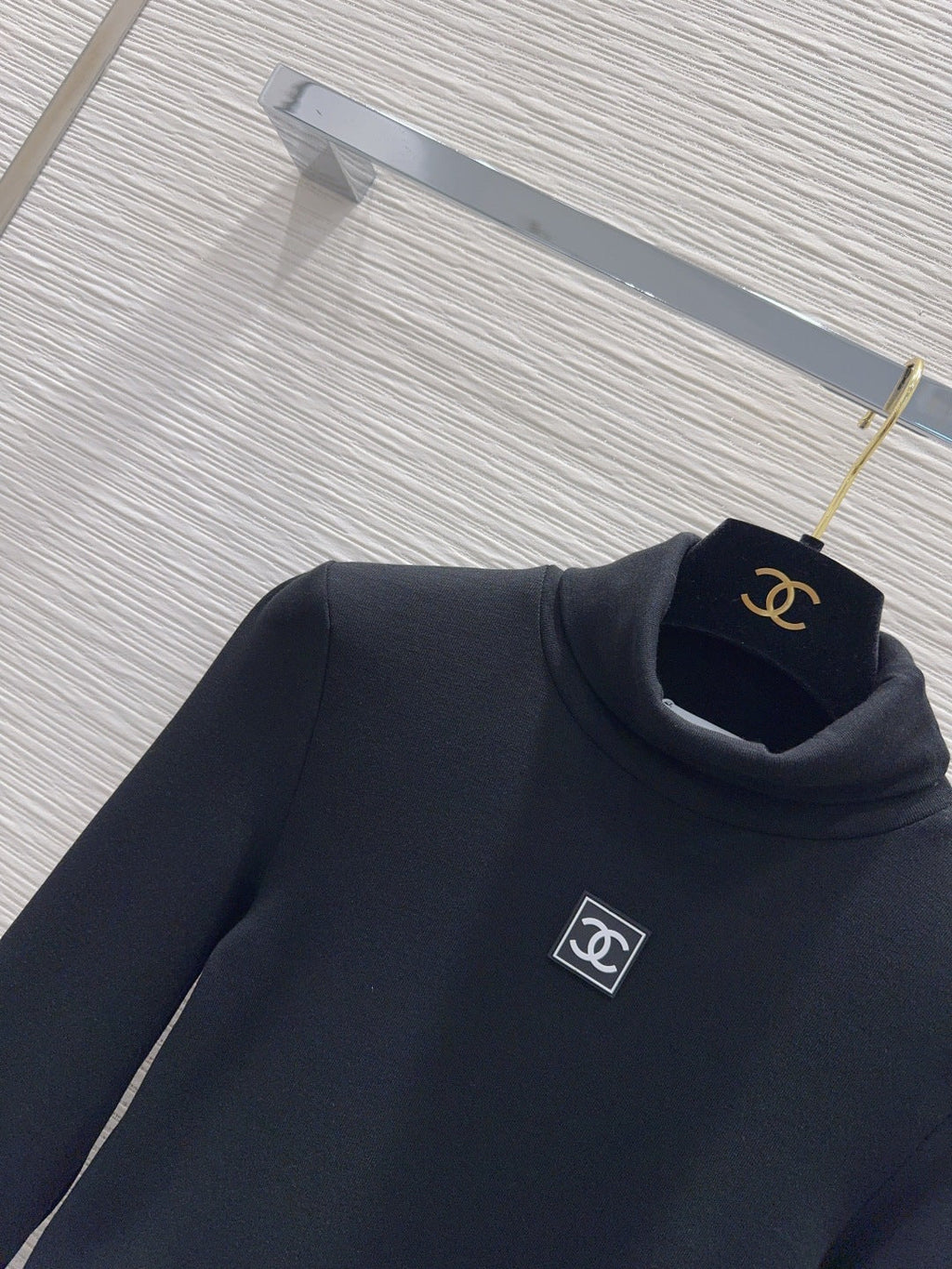 CHANEL 25S LONG-SLEEVE TURTLENECK T-SHIRT 413