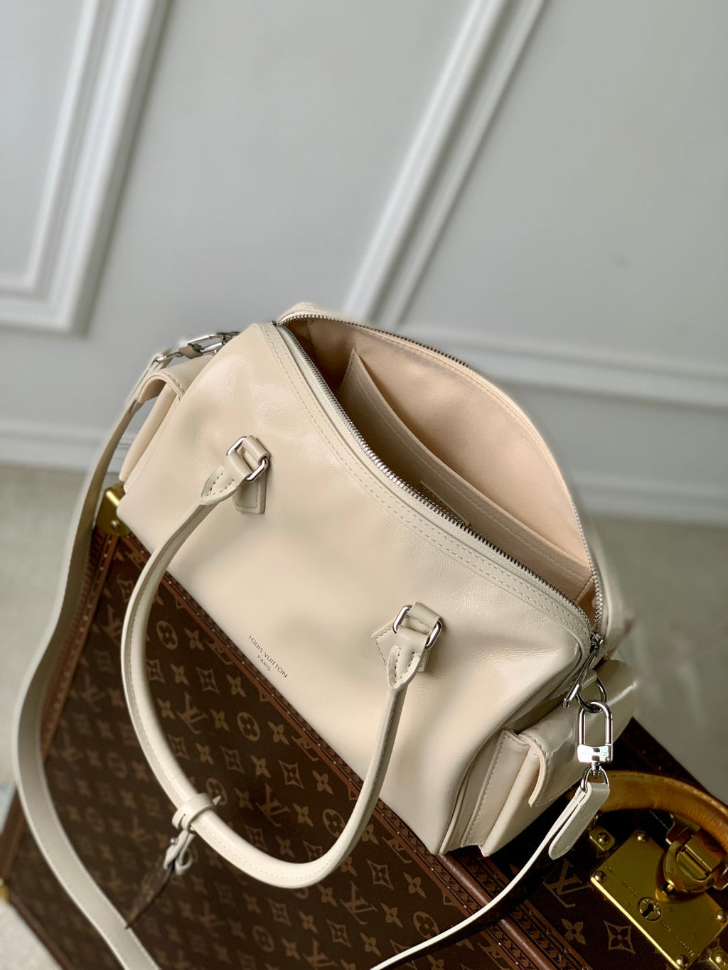SPEEDY CARGO VIBE 28 IN VANILLE LAMBSKIN MONOGRAM LOGO TAG