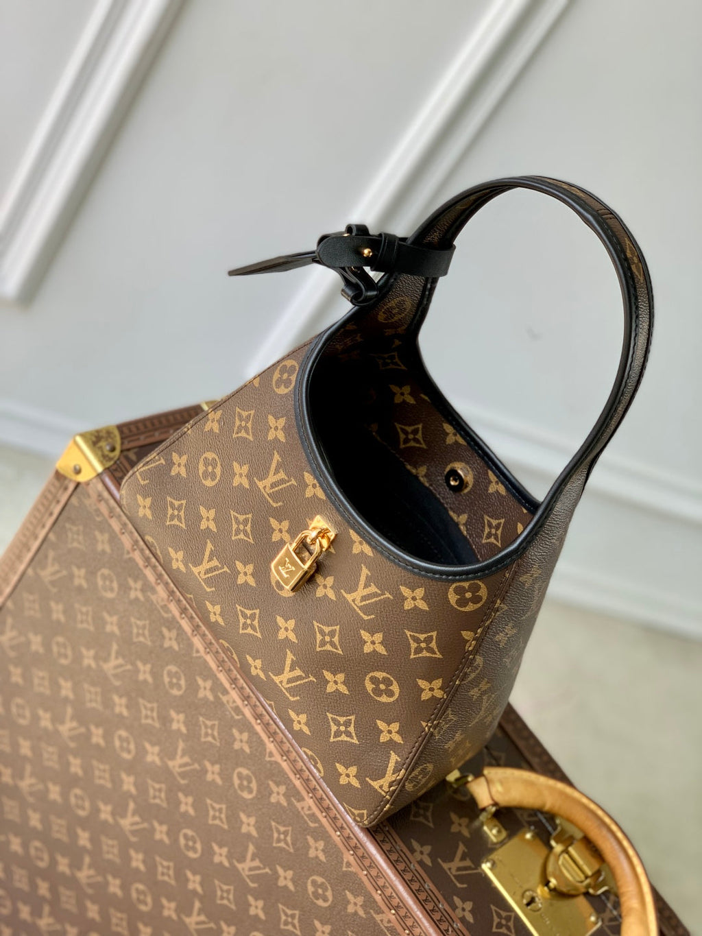 THE DROP PM 28 IN BROWN MONOGRAM COATED CANVAS AND CALFSKIN