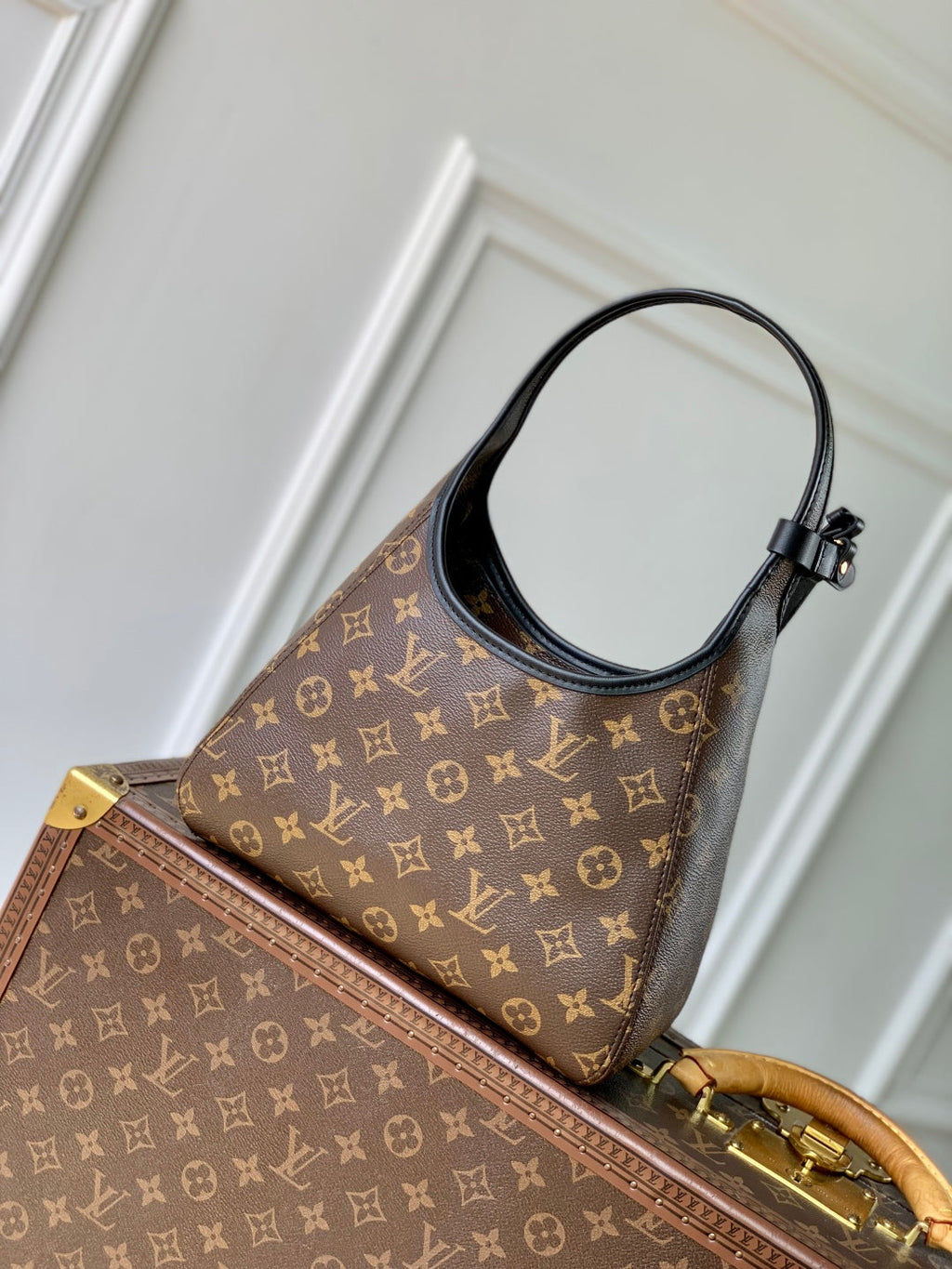 THE DROP PM 28 IN BROWN MONOGRAM COATED CANVAS AND CALFSKIN