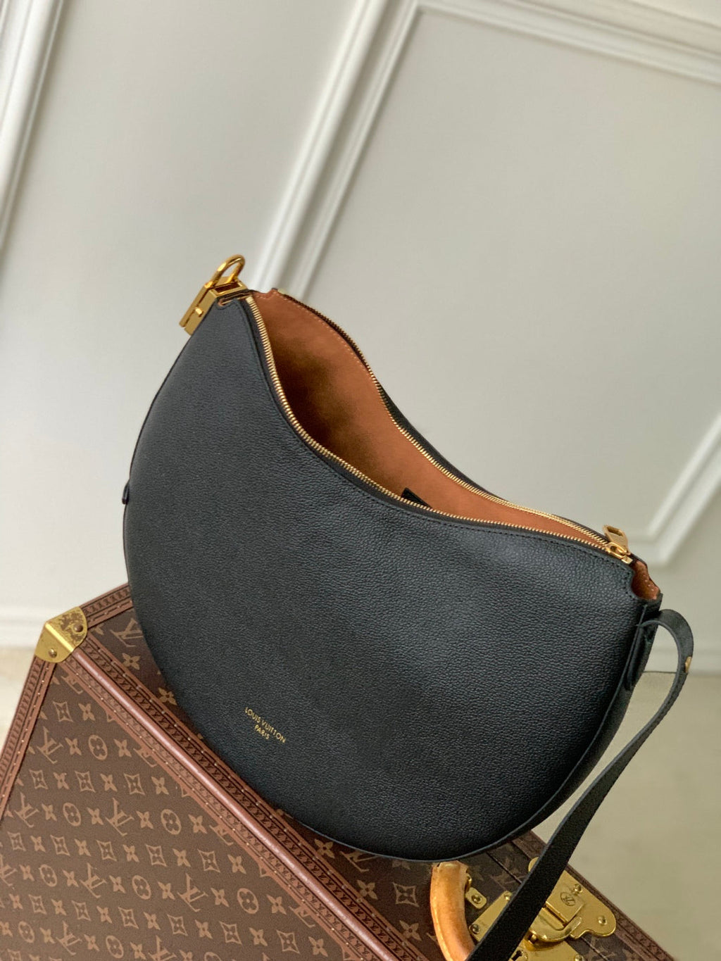 LOW KEY COOKIE MM 32 IN BLACK CALFSKIN BROWN MONOGRAM TAG