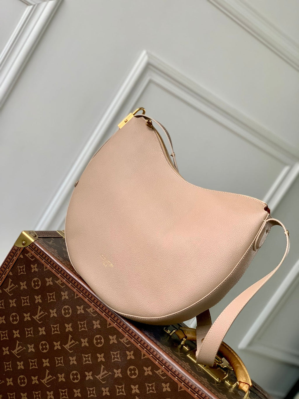 LOW KEY COOKIE MM 32 IN WALNUT BROWN CALFSKIN BROWN MONOGRAM TAG