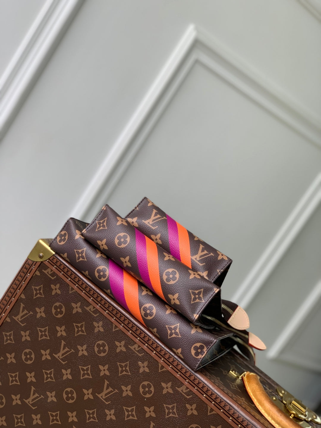 RIO TOILET POUCH 25 IN BROWN CANVAS MONOGRAM GOLD LOCK