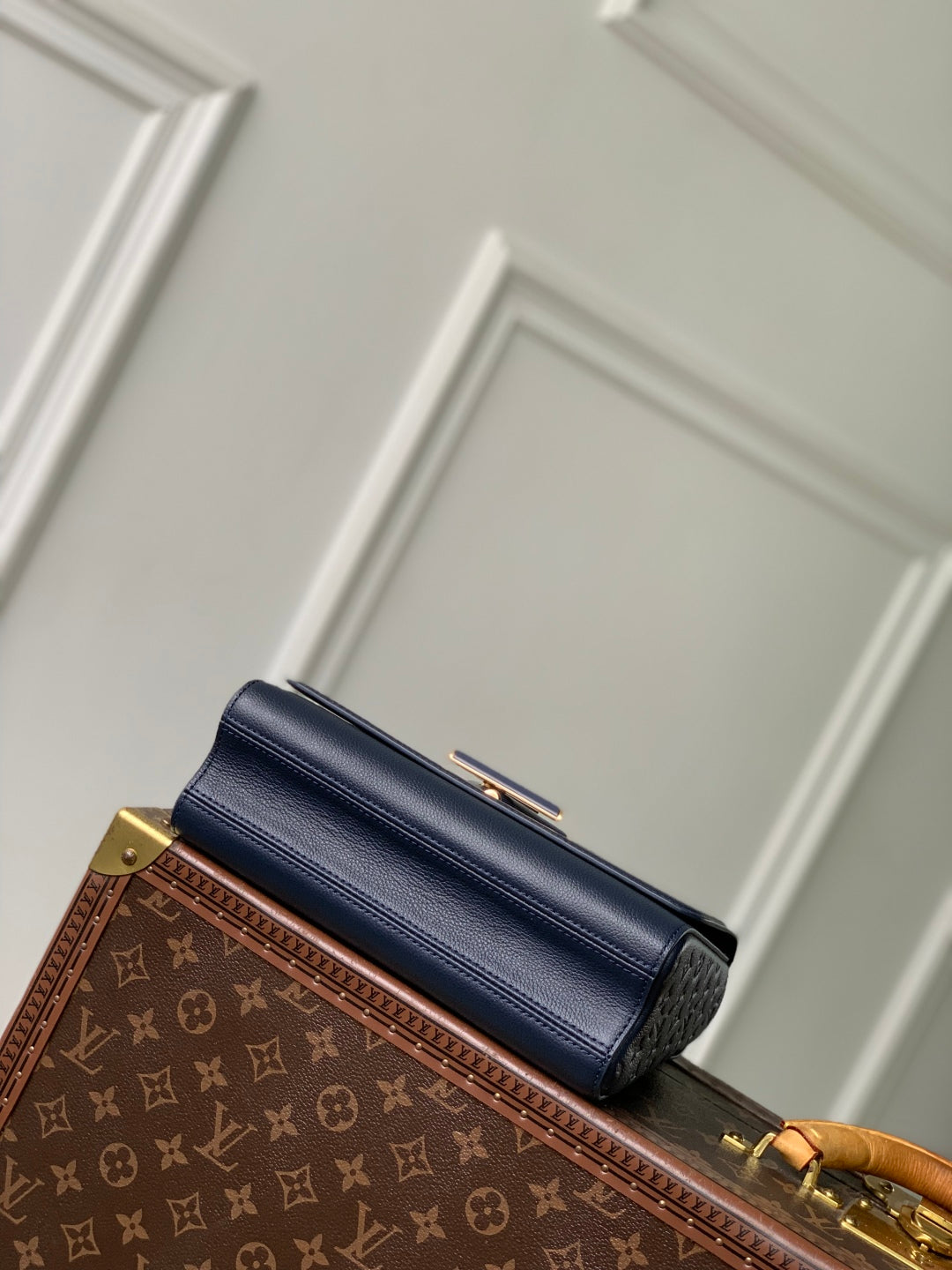 TWIST SLIM 19 IN NAVY BLUE TAURILLON CALFSKIN GOLD HARDWARE
