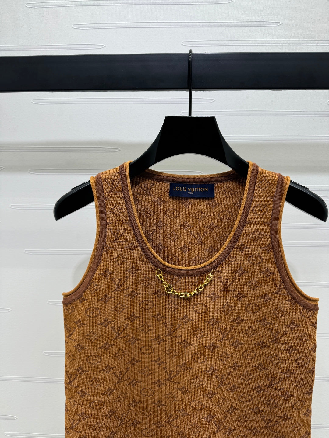 LV ROUND-NECK KNITTED SLEEVELESS VEST 274937