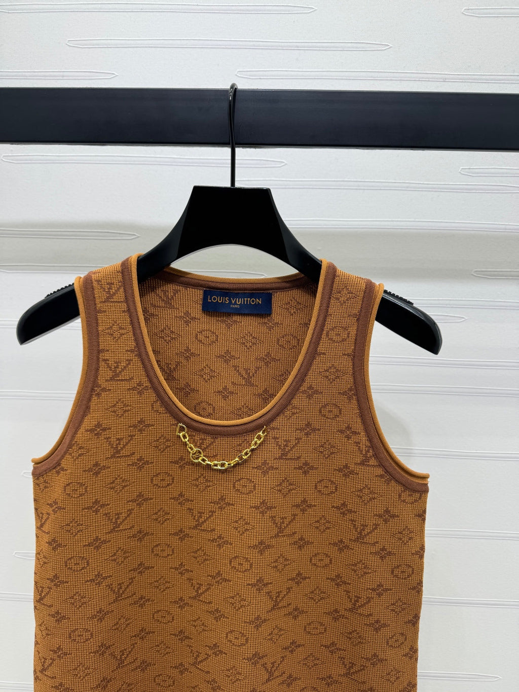 LV ROUND-NECK KNITTED SLEEVELESS VEST 274937