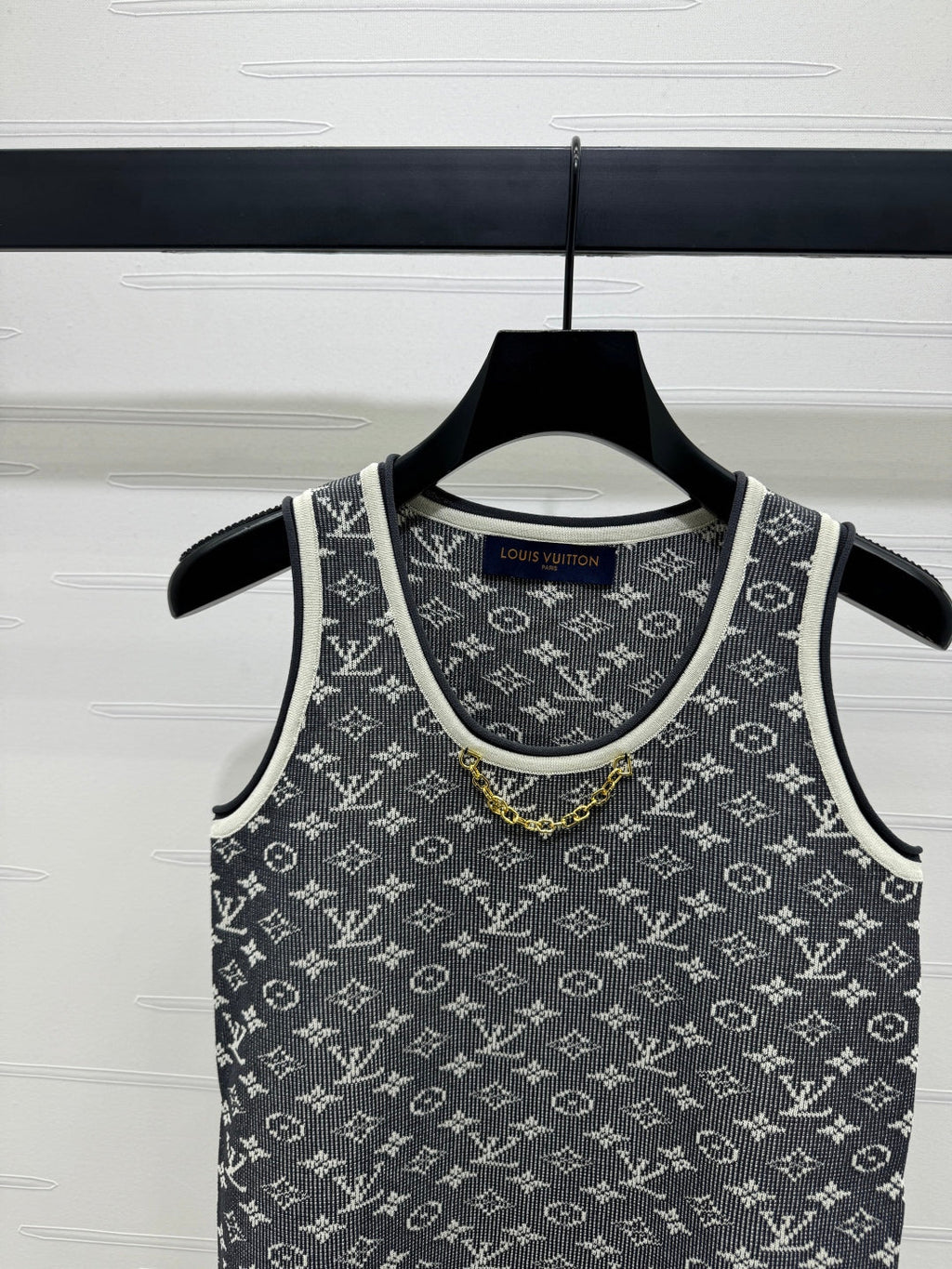 LV ROUND-NECK KNITTED SLEEVELESS VEST 274936