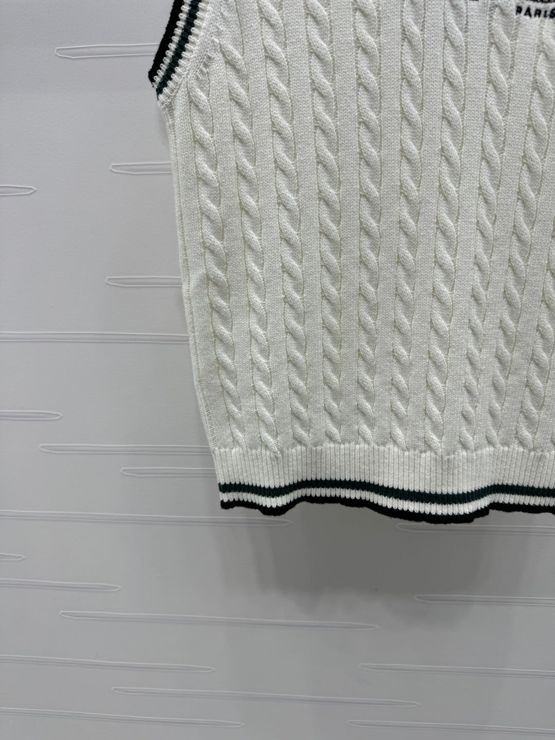 DIOR KNITTED V-NECK SLEEVELESS VEST WHITE 274923
