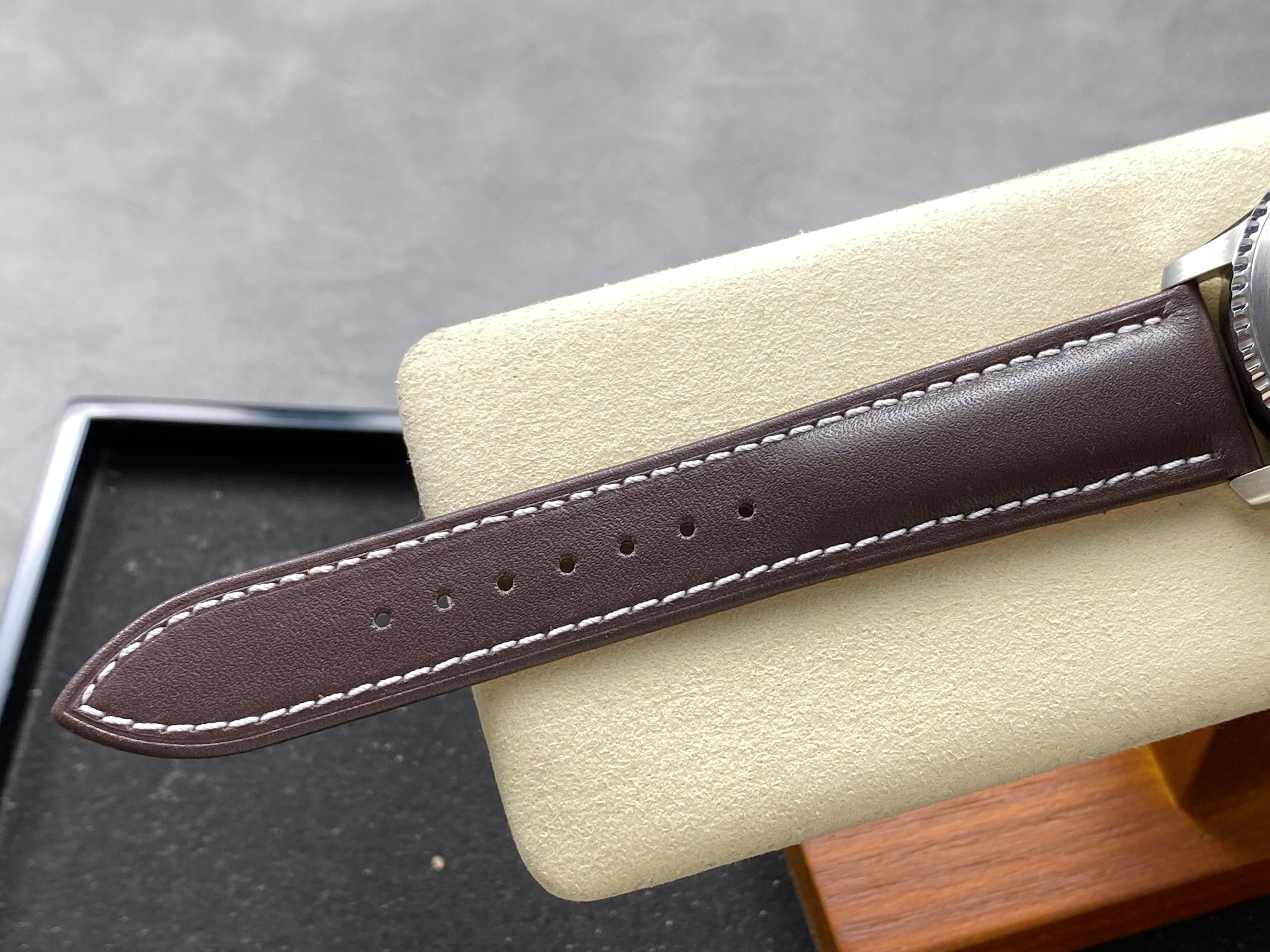 AVIATOR 8 AUTOMATIC STEEL CASE BLACK DIAL BROWN CALFSKIN STRAP