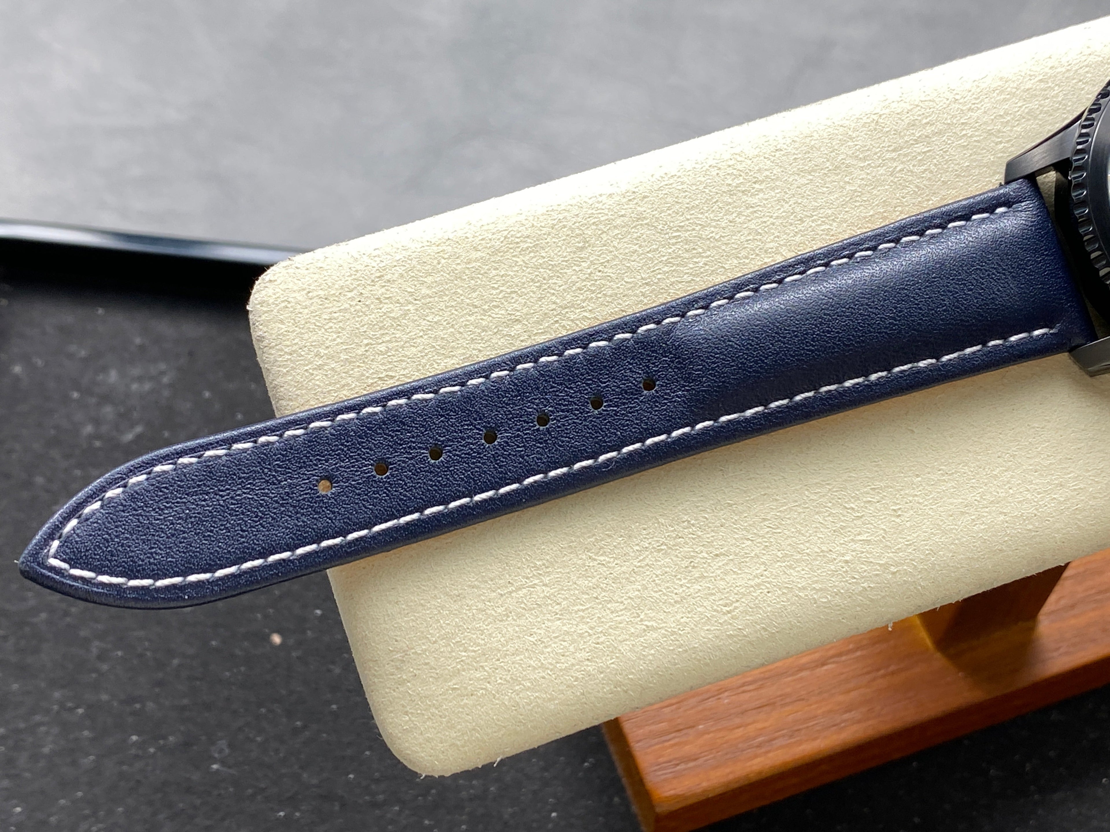 AVIATOR 8 AUTOMATIC STEEL CASE NAVY BLUE CALFSKIN STRAP
