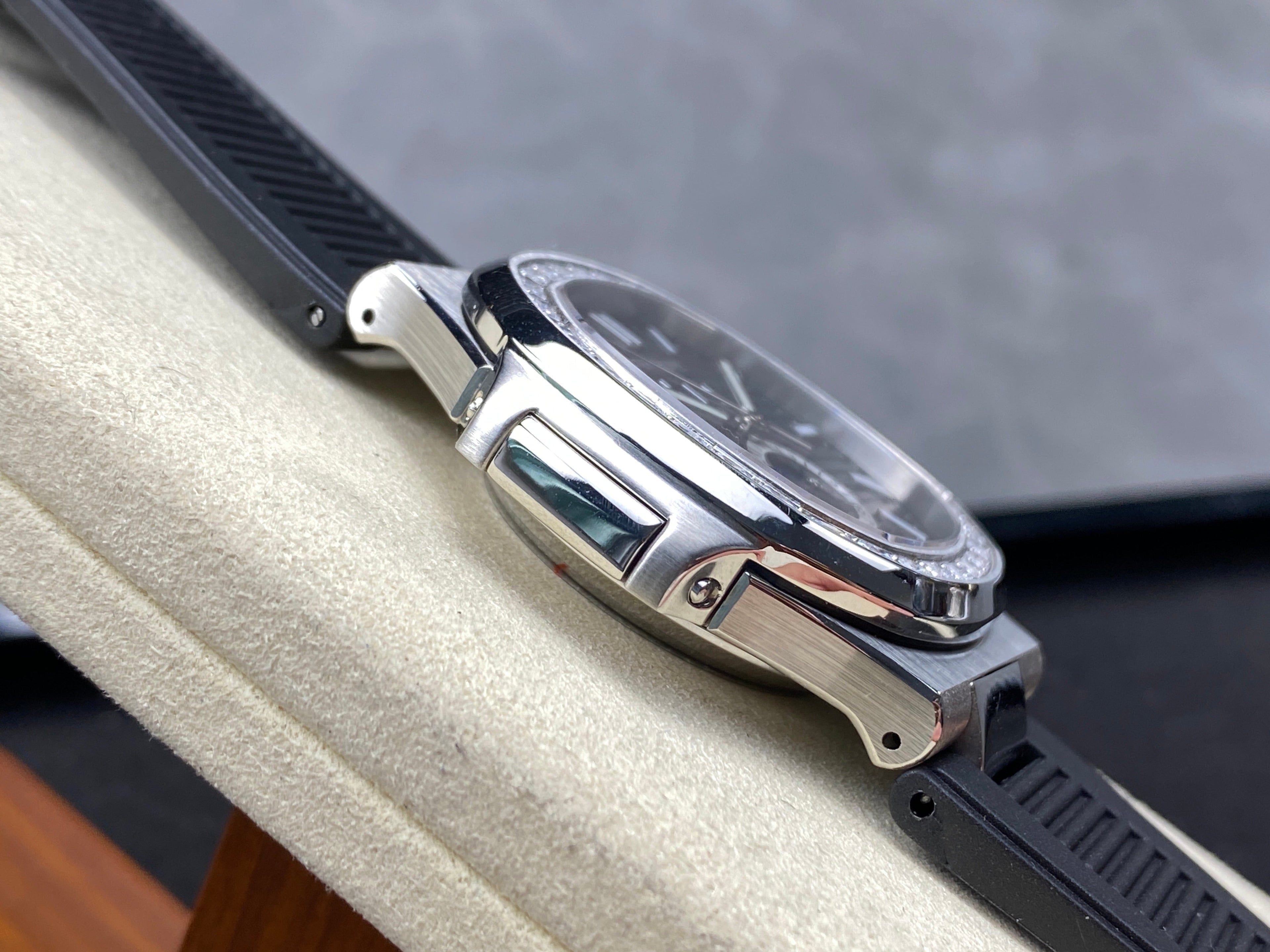 NAUTILUS STEEL ATTACHED DIAMOND BEZEL BLACK RUBBER STRAP