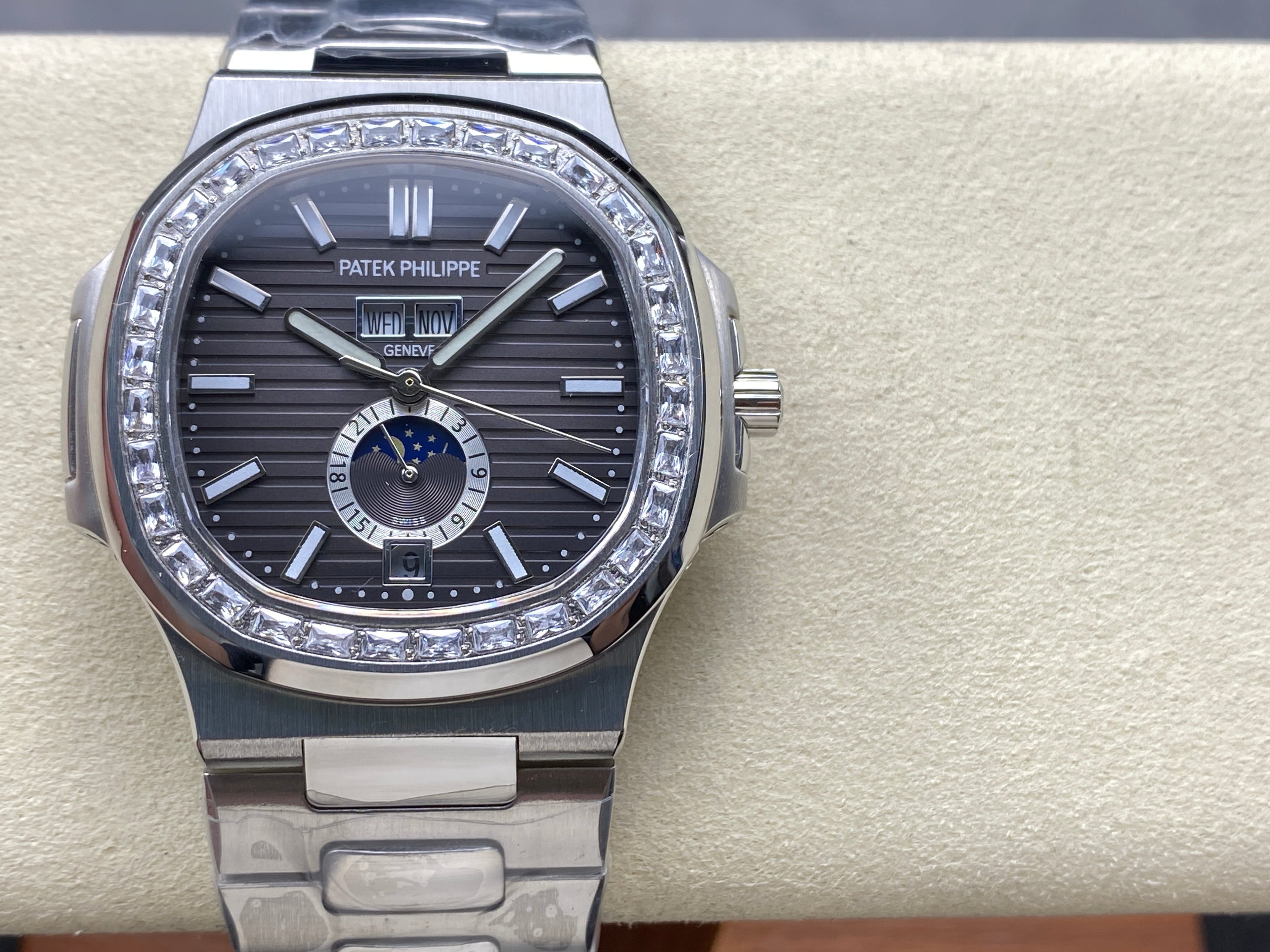 NAUTILUS STEEL ATTACHED DIAMOND BEZEL BLACK DIAL