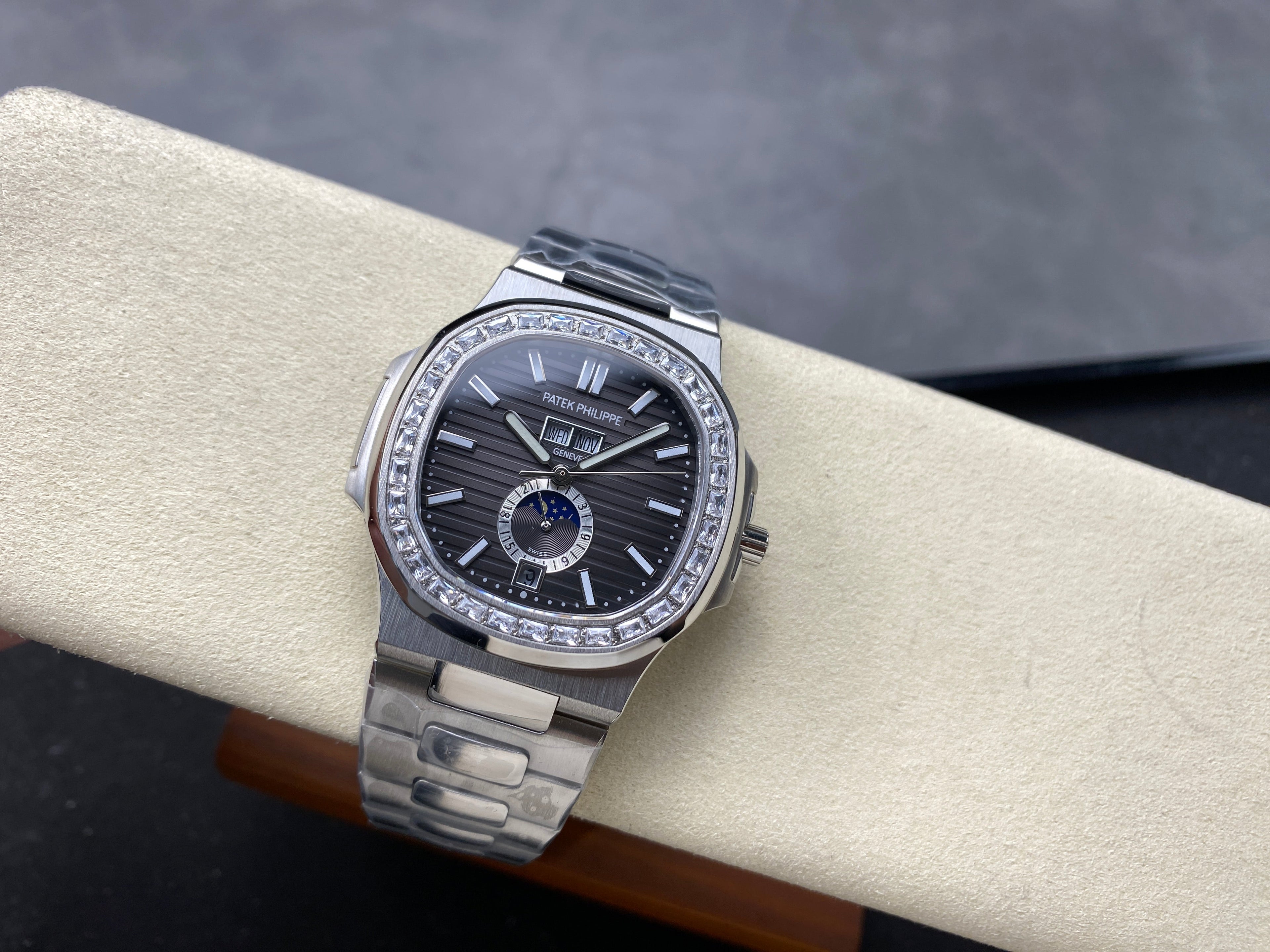 NAUTILUS STEEL ATTACHED DIAMOND BEZEL BLACK DIAL