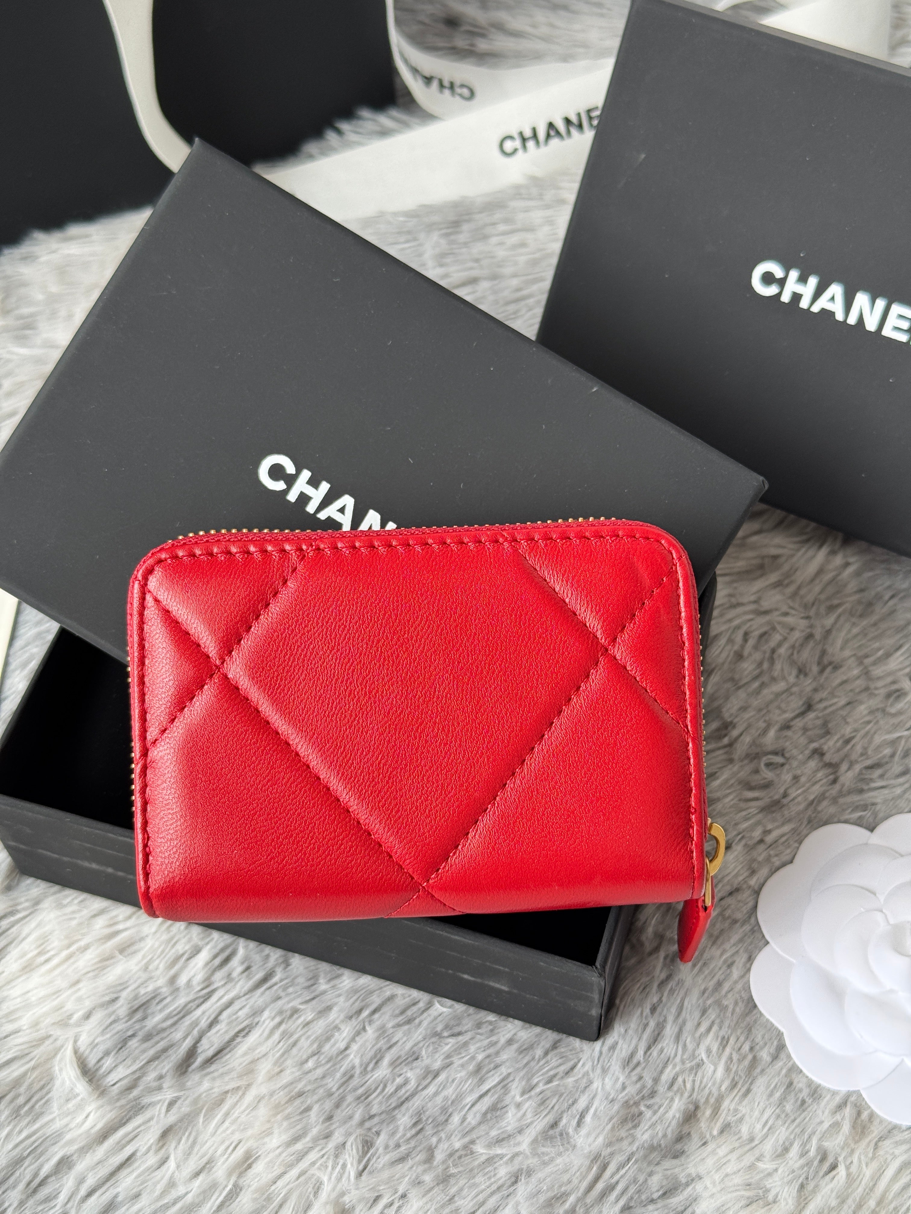 CC ZIPPED CARD HOLDER 11 IN RED LAMBSKIN GOLD-TONE METALLIC