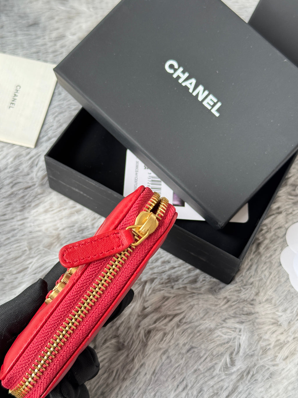 CC ZIPPED CARD HOLDER 11 IN RED LAMBSKIN GOLD-TONE METALLIC