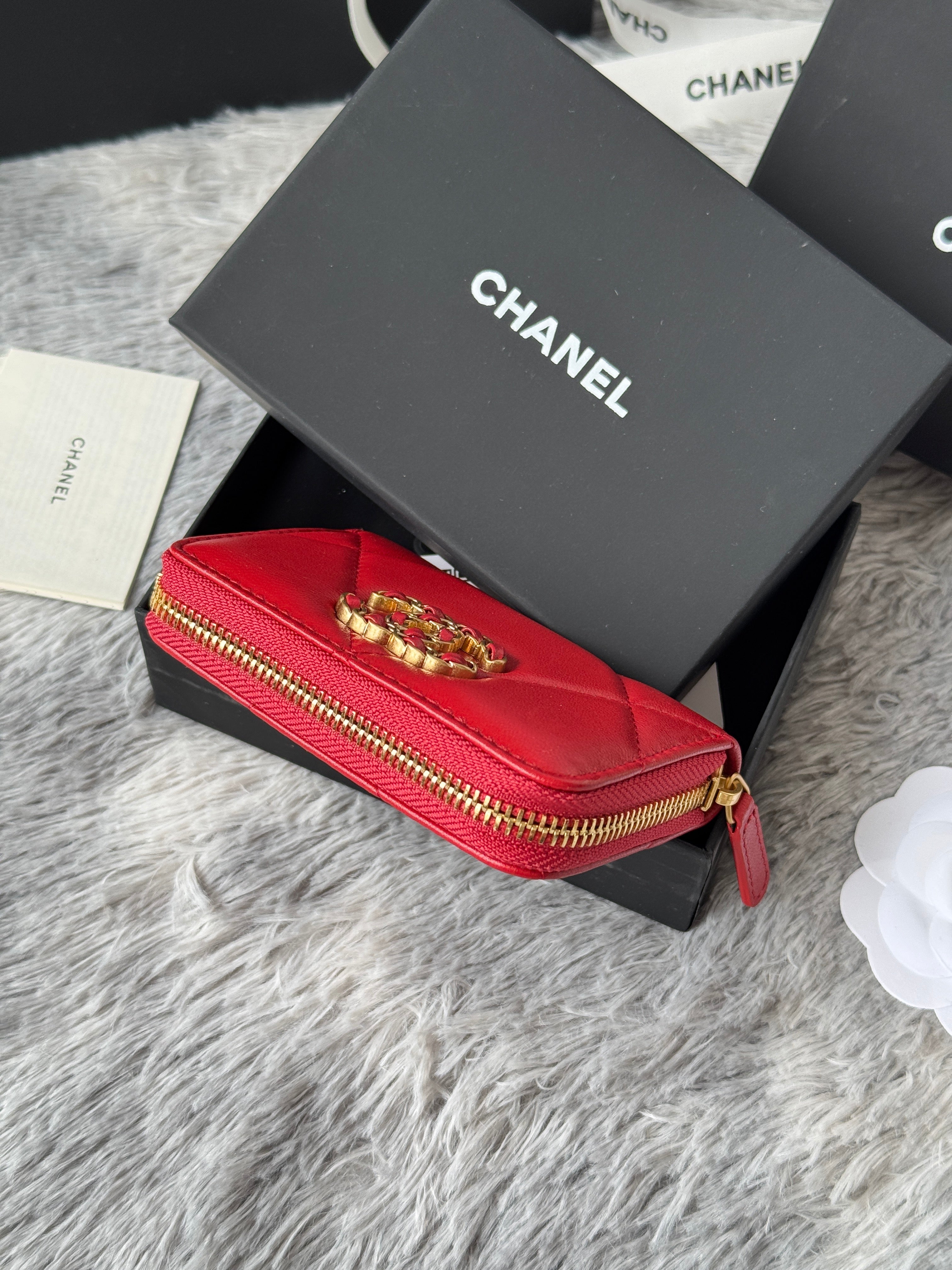 CC ZIPPED CARD HOLDER 11 IN RED LAMBSKIN GOLD-TONE METALLIC