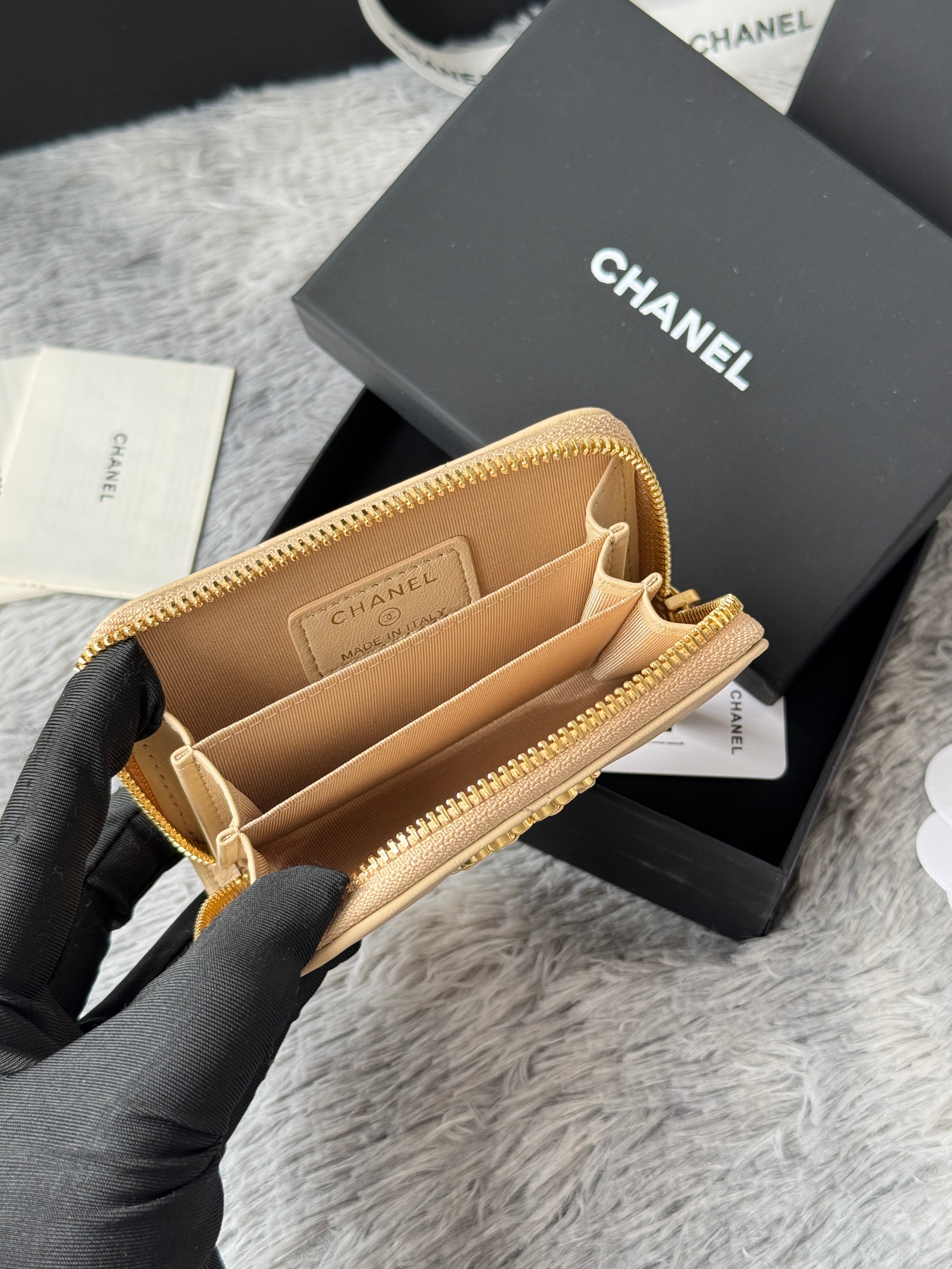 CC ZIPPED CARD HOLDER 11 IN BEIGE LAMBSKIN GOLD-TONE METALLIC