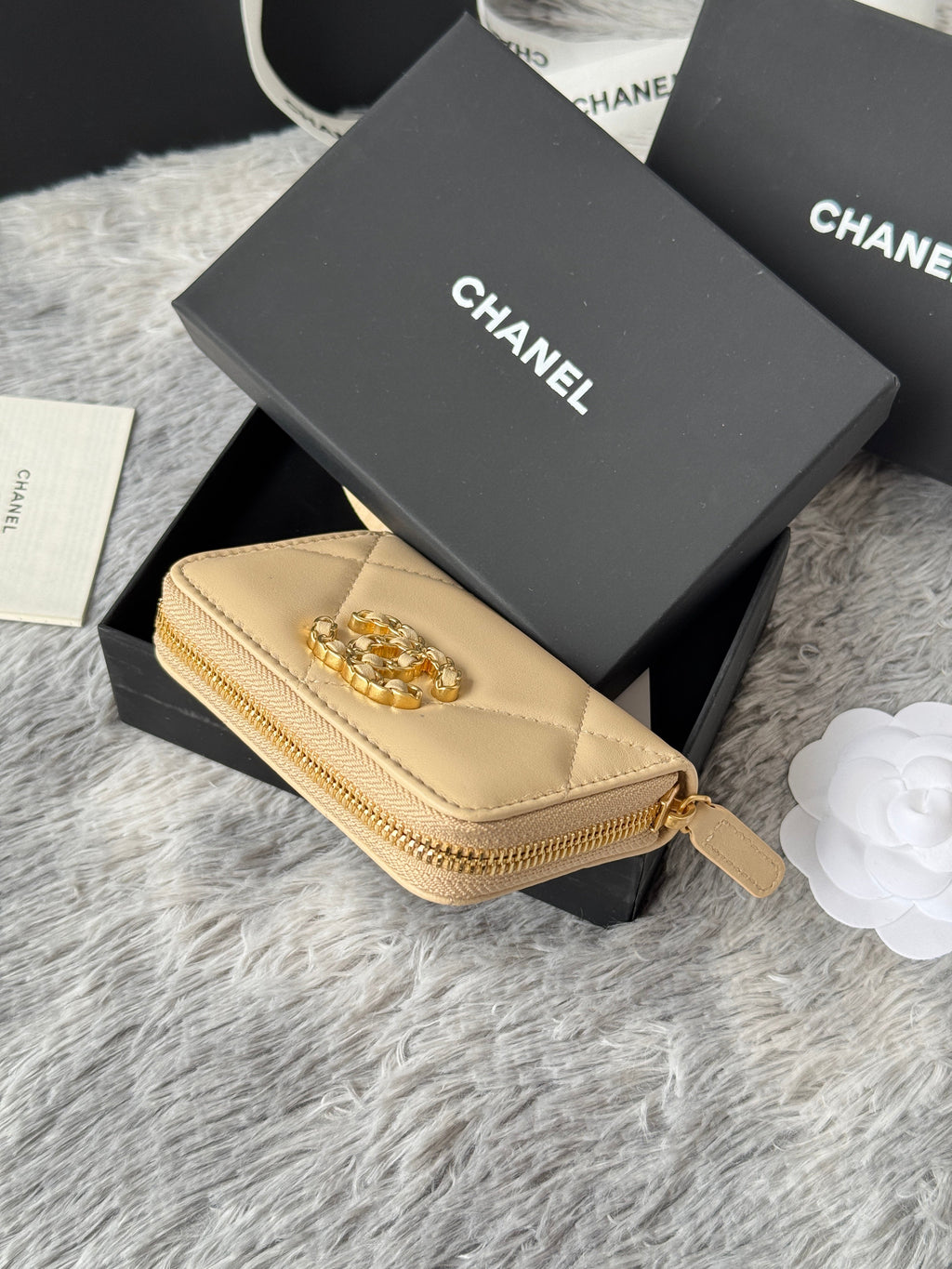 CC ZIPPED CARD HOLDER 11 IN BEIGE LAMBSKIN GOLD-TONE METALLIC
