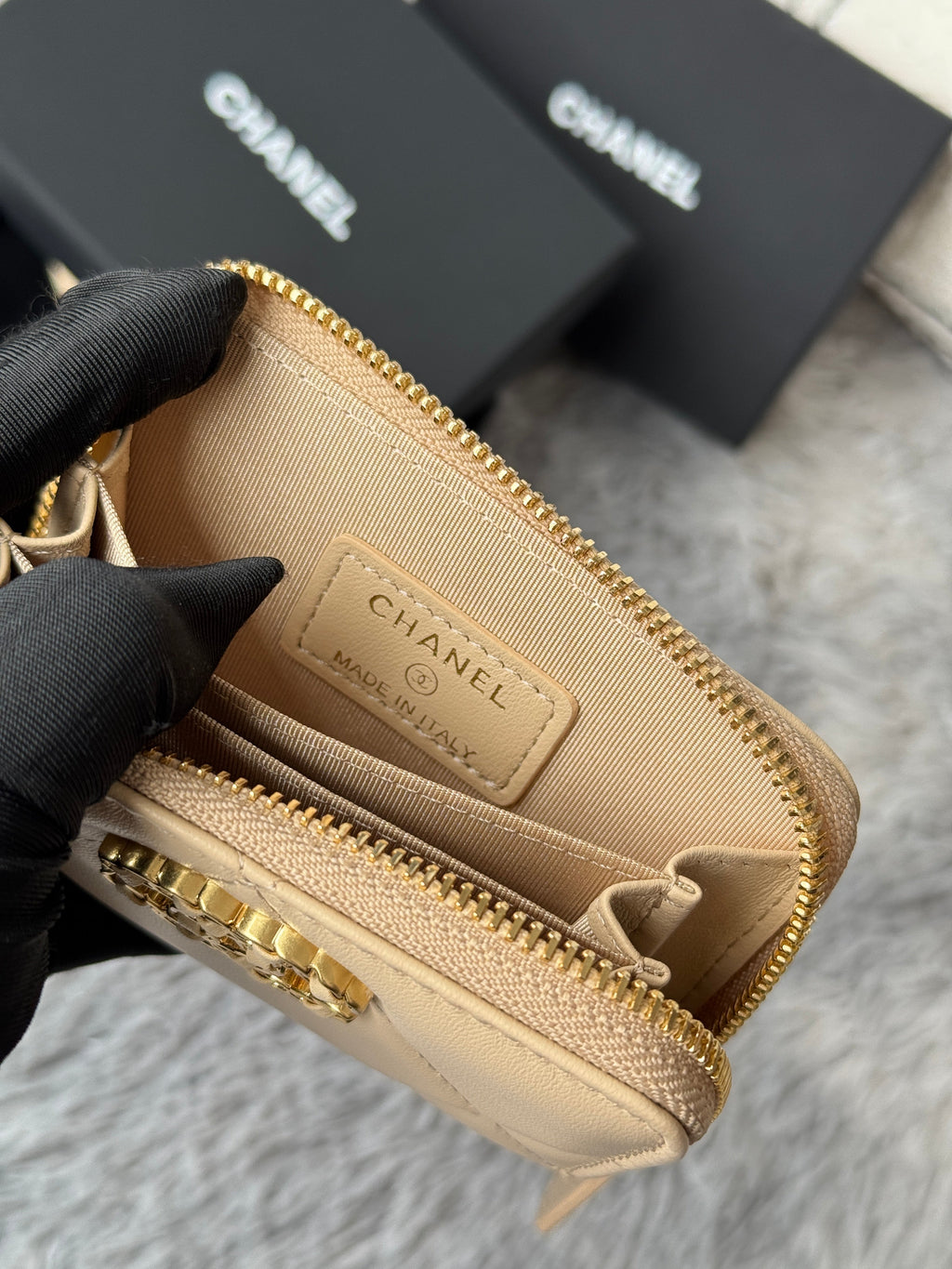 CC ZIPPED CARD HOLDER 11 IN BEIGE LAMBSKIN GOLD-TONE METALLIC