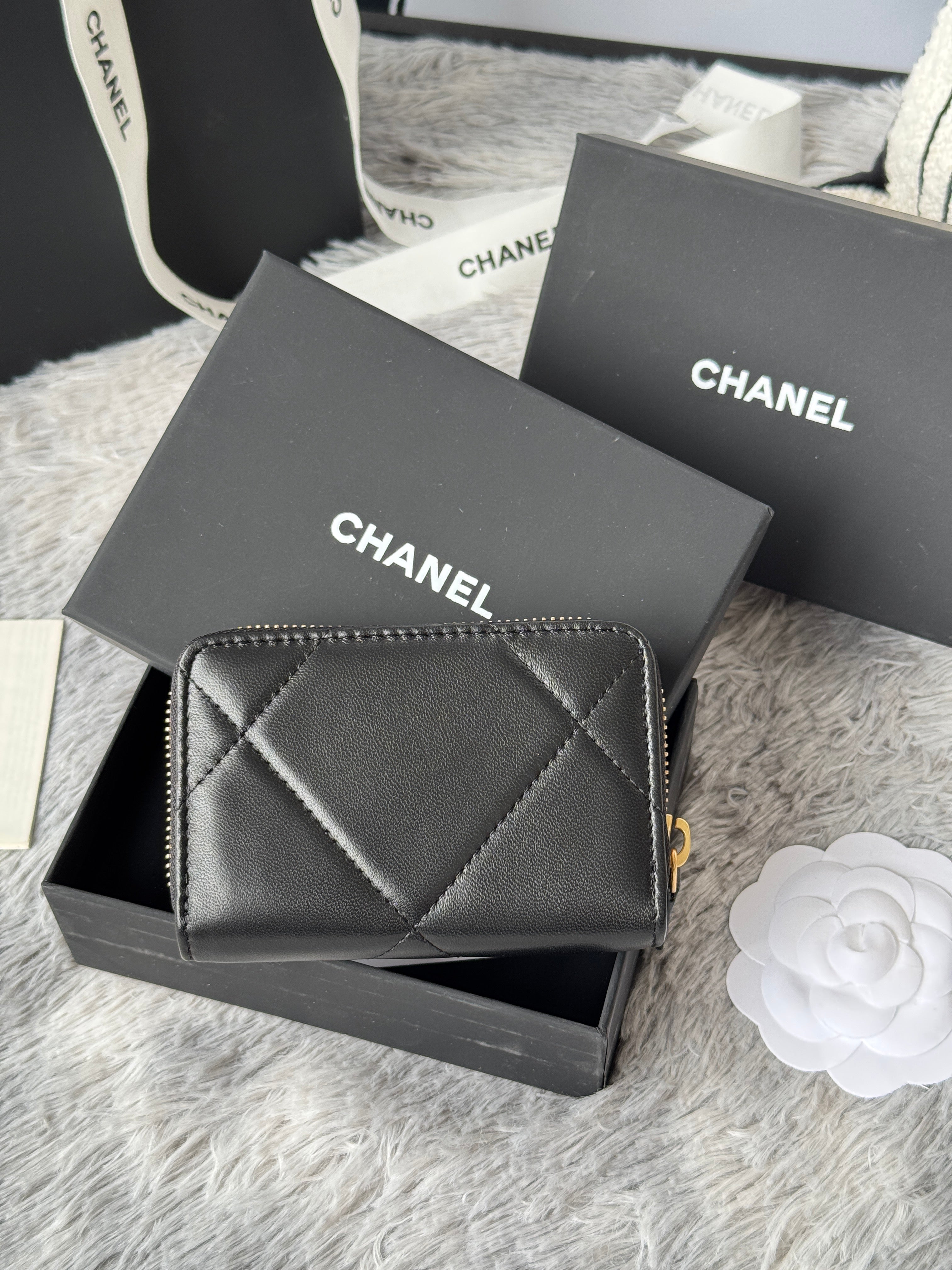 CC ZIPPED CARD HOLDER 11 IN BLACK LAMBSKIN GOLD-TONE METALLIC
