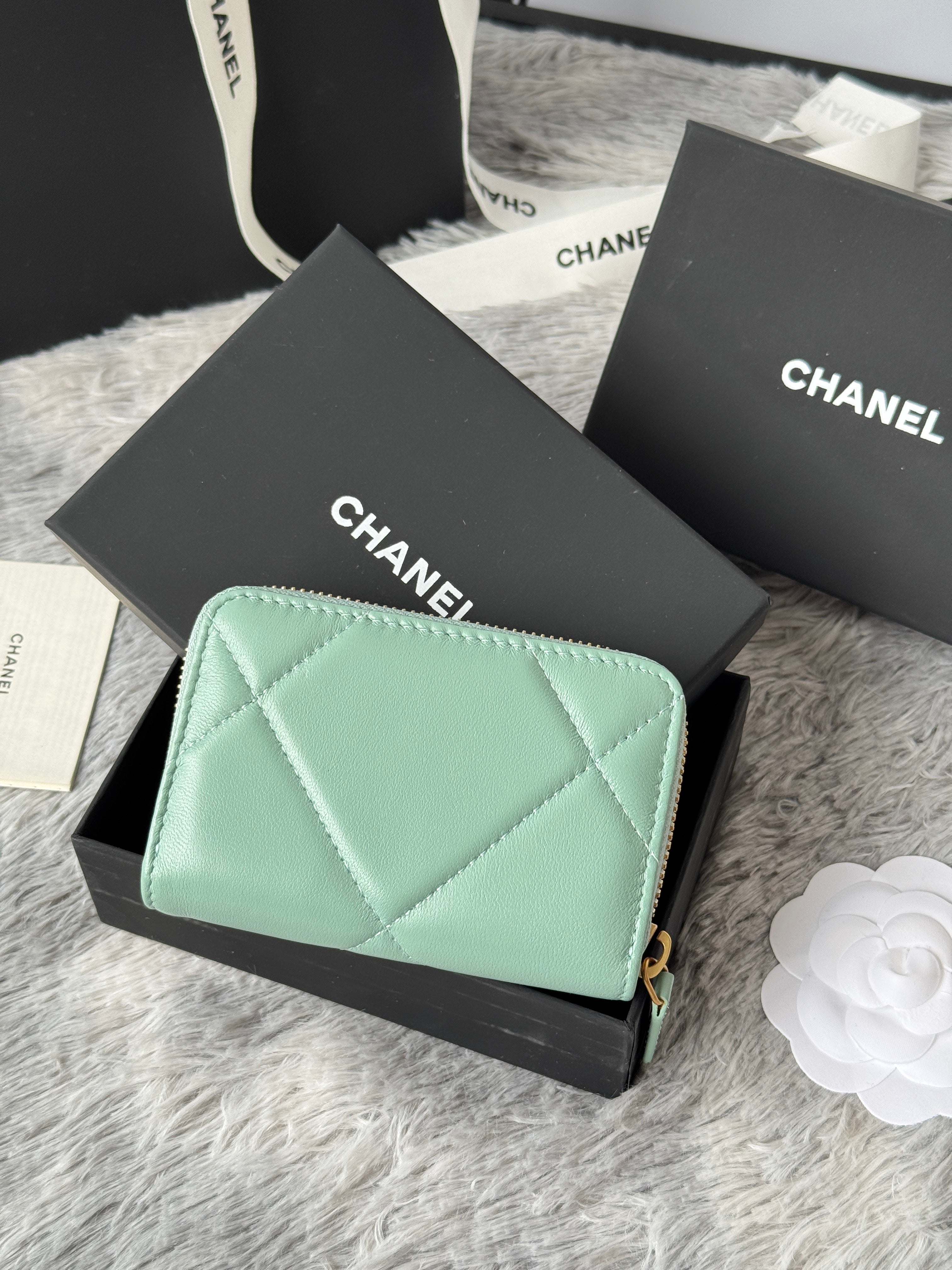 CC ZIPPED CARD HOLDER 11 IN BABY GREEN LAMBSKIN GOLD-TONE METALLIC