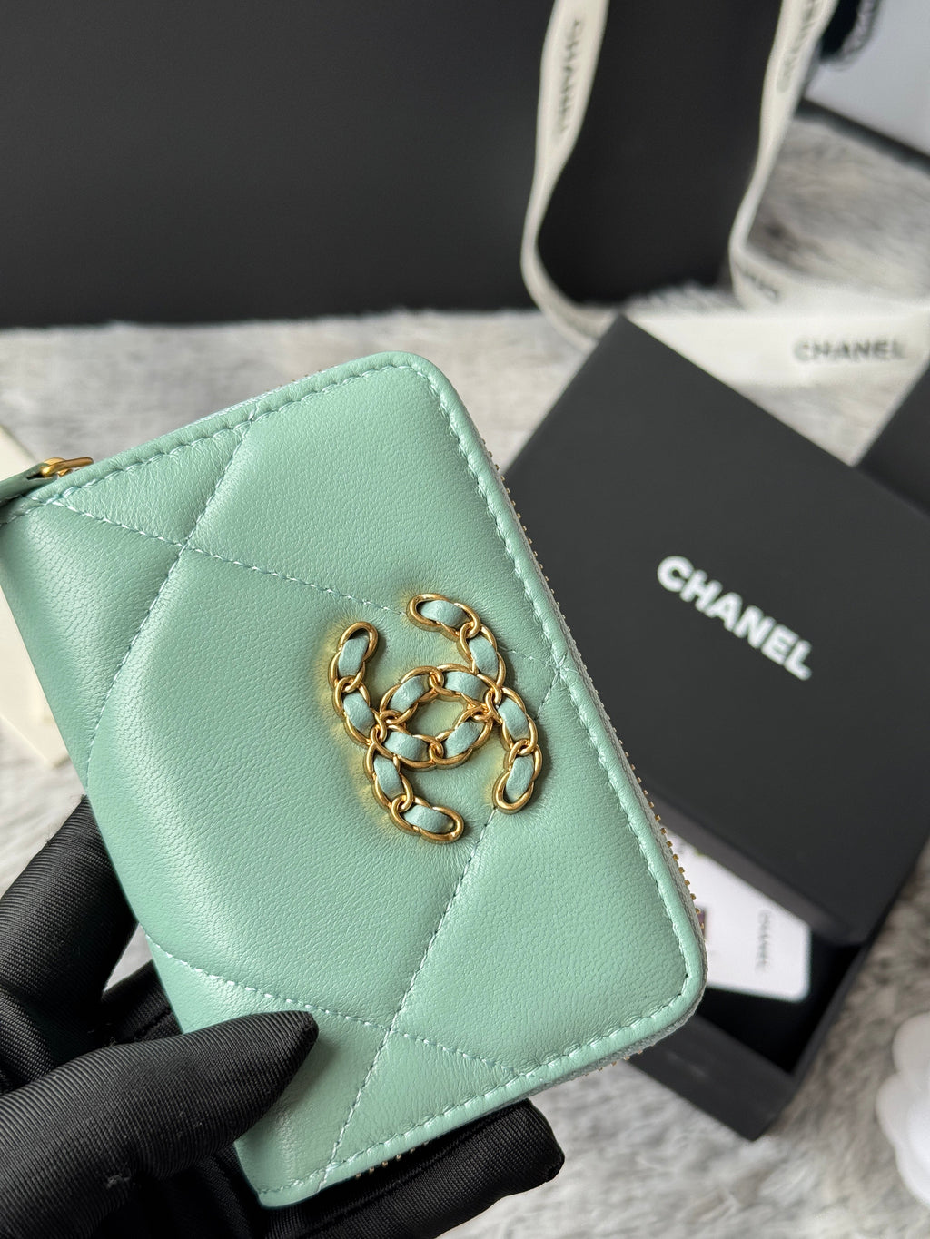 CC ZIPPED CARD HOLDER 11 IN BABY GREEN LAMBSKIN GOLD-TONE METALLIC