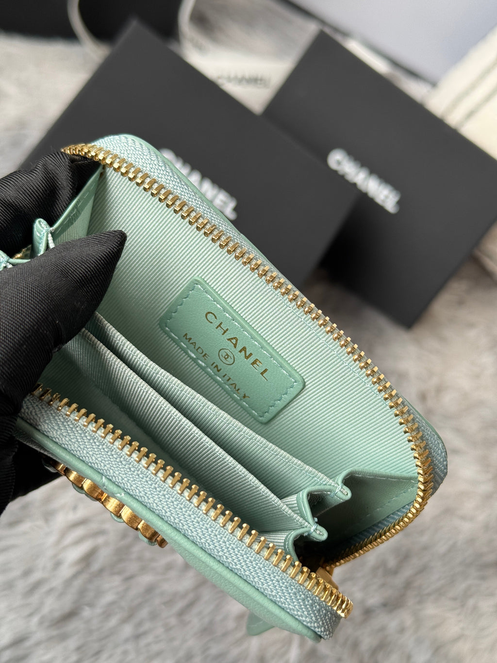 CC ZIPPED CARD HOLDER 11 IN BABY GREEN LAMBSKIN GOLD-TONE METALLIC