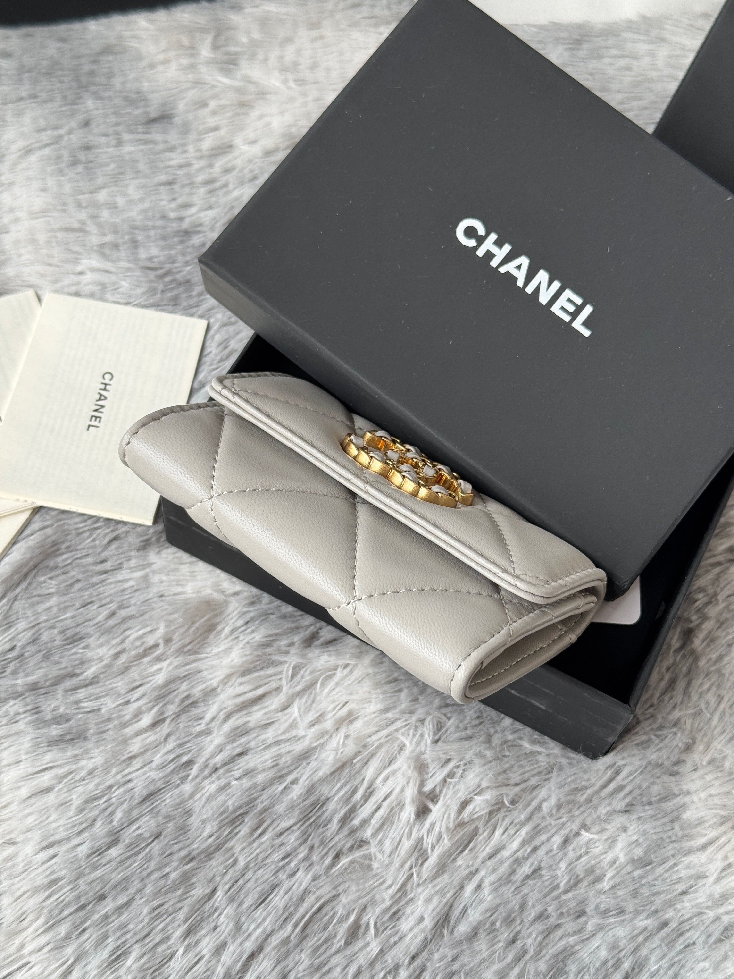 MINI FLAP CARD HOLDER 11 IN GREY LAMBSKIN GOLD-TONE METALLIC