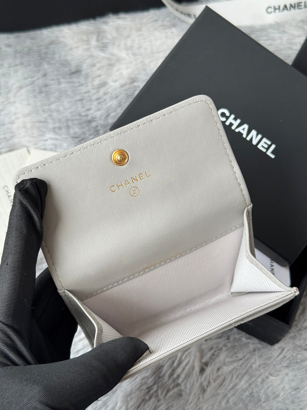 MINI FLAP CARD HOLDER 11 IN GREY LAMBSKIN GOLD-TONE METALLIC