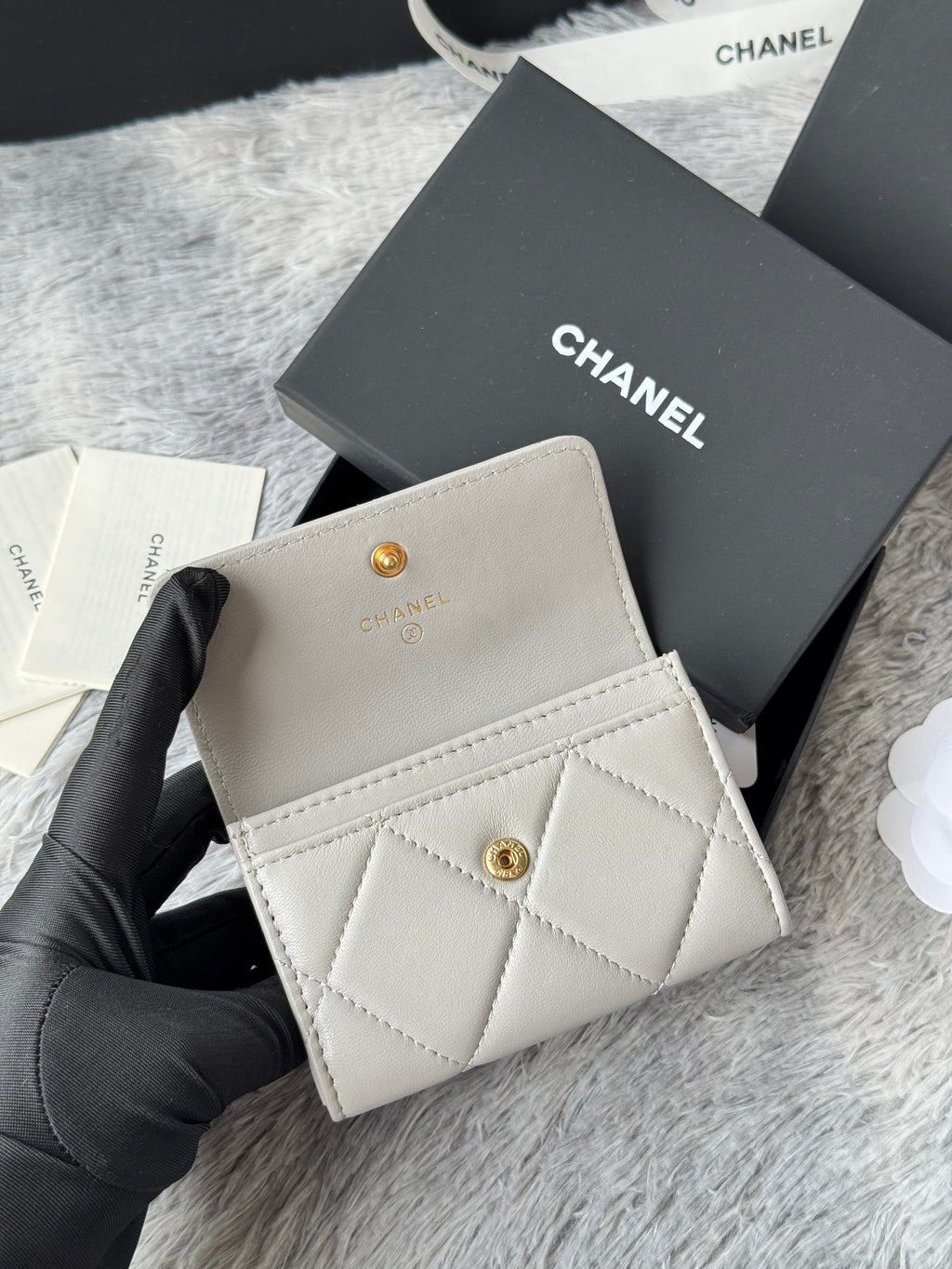 MINI FLAP CARD HOLDER 11 IN GREY LAMBSKIN GOLD-TONE METALLIC