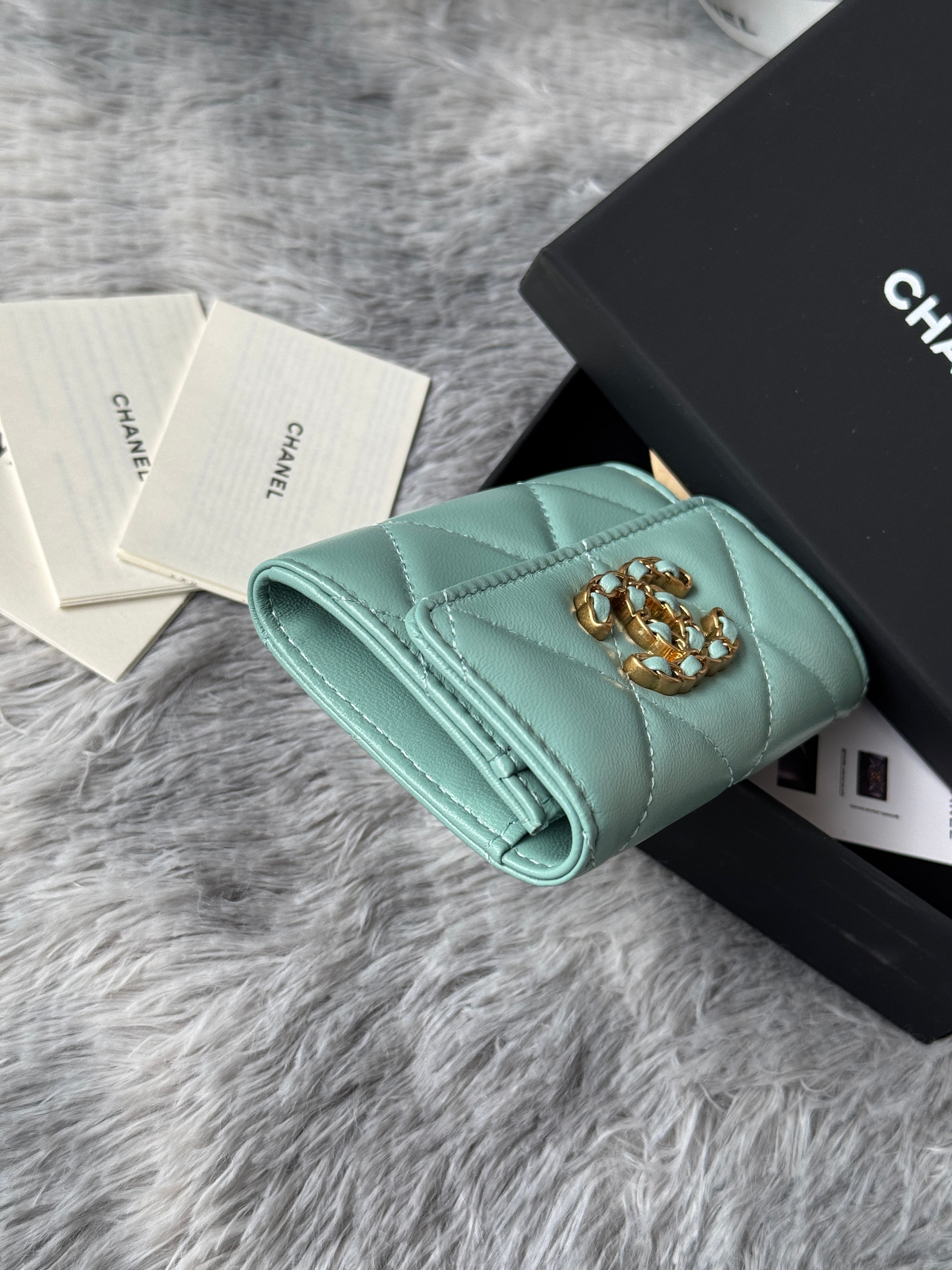 MINI FLAP CARD HOLDER 11 IN BABY GREEN LAMBSKIN GOLD-TONE METALLIC