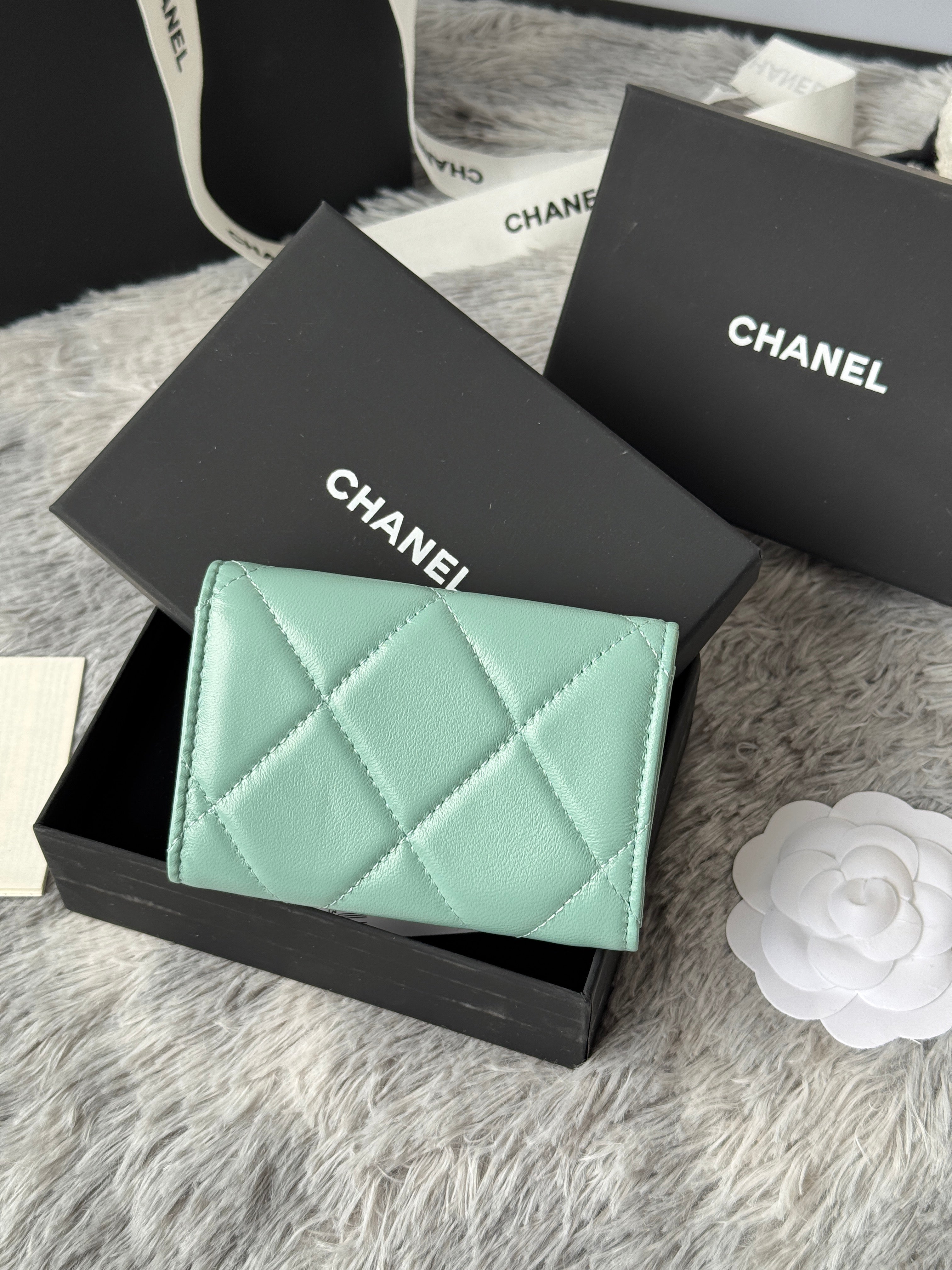 MINI FLAP CARD HOLDER 11 IN BABY GREEN LAMBSKIN GOLD-TONE METALLIC