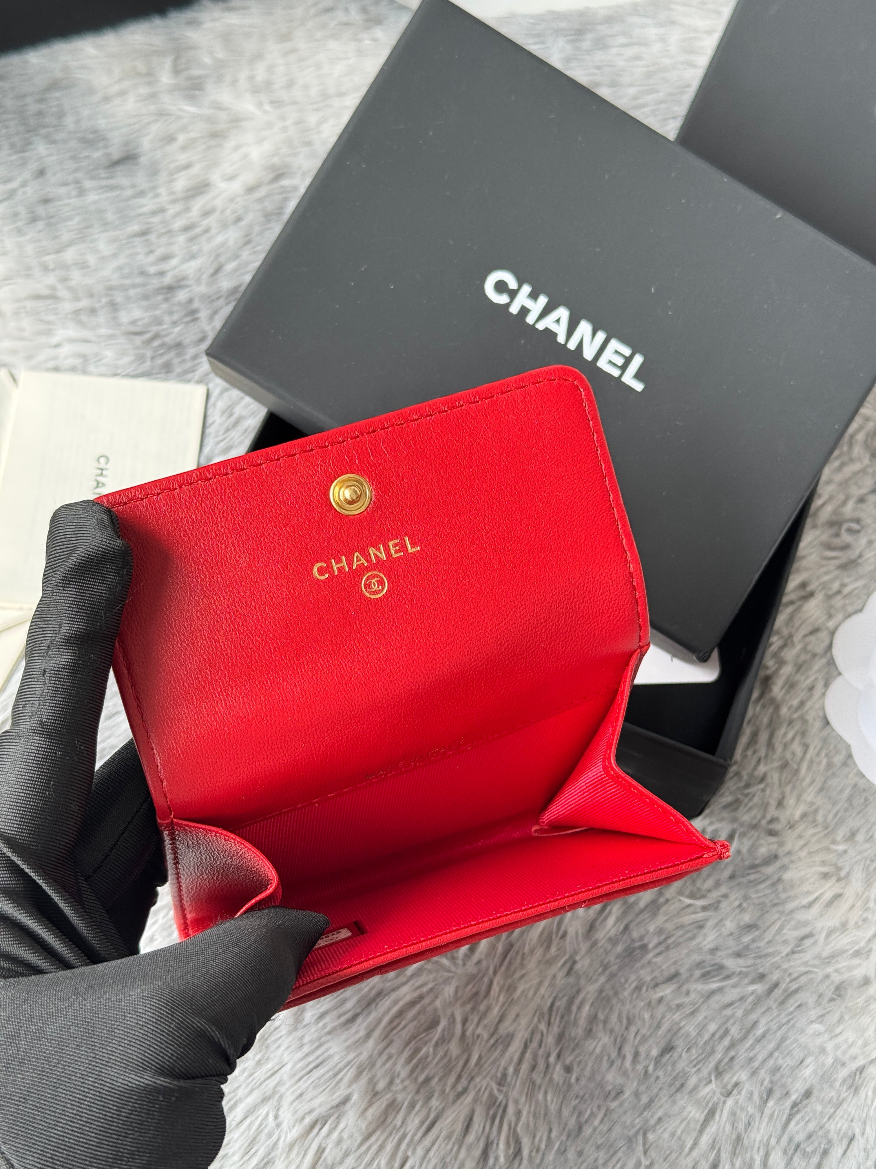 MINI FLAP CARD HOLDER 11 IN RED LAMBSKIN GOLD-TONE METALLIC