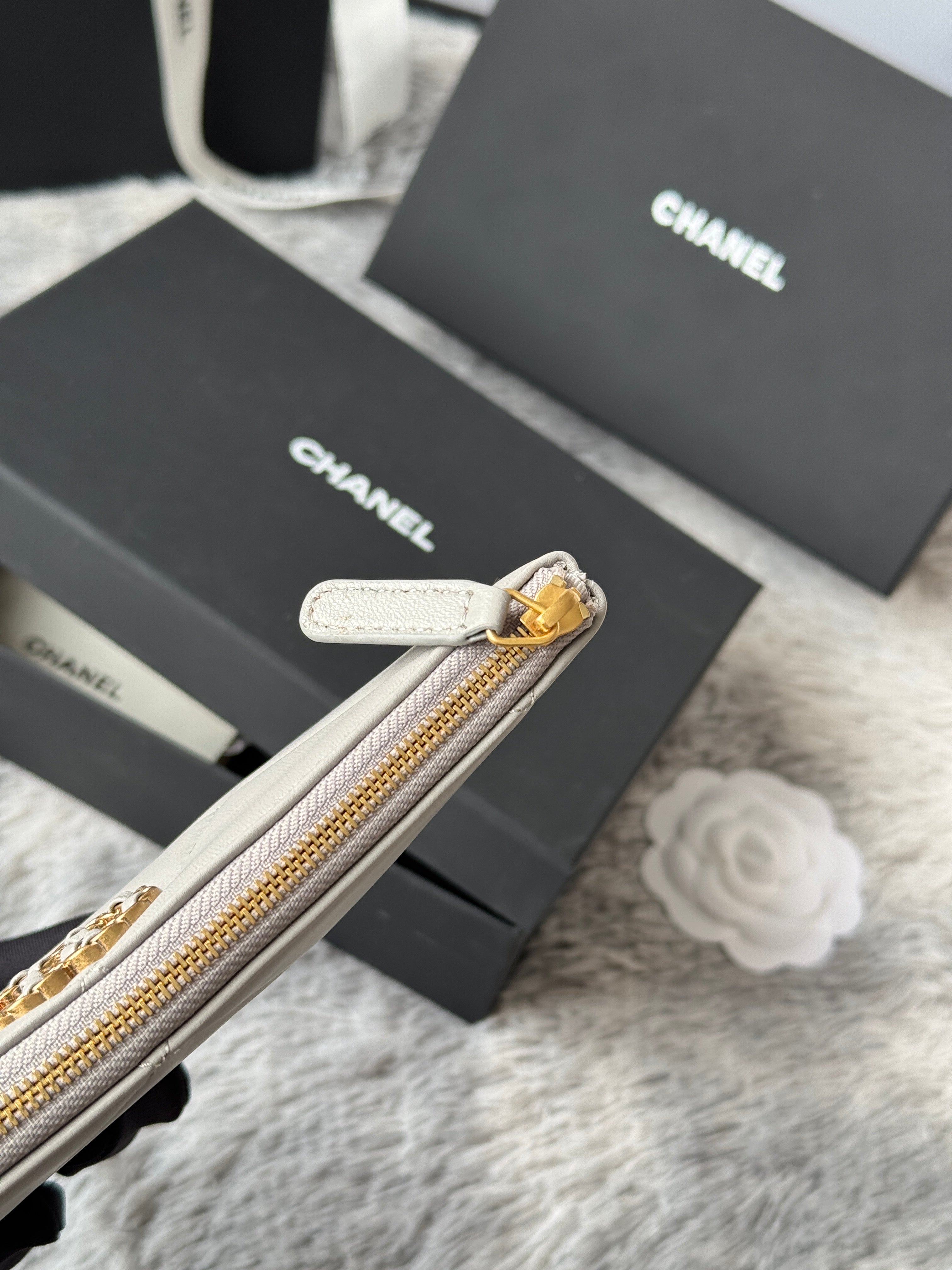 CLASSIC ZIPPER POUCH 20 IN GREY SMOOTH LAMBSKIN GOLD-TONE HARDWARE