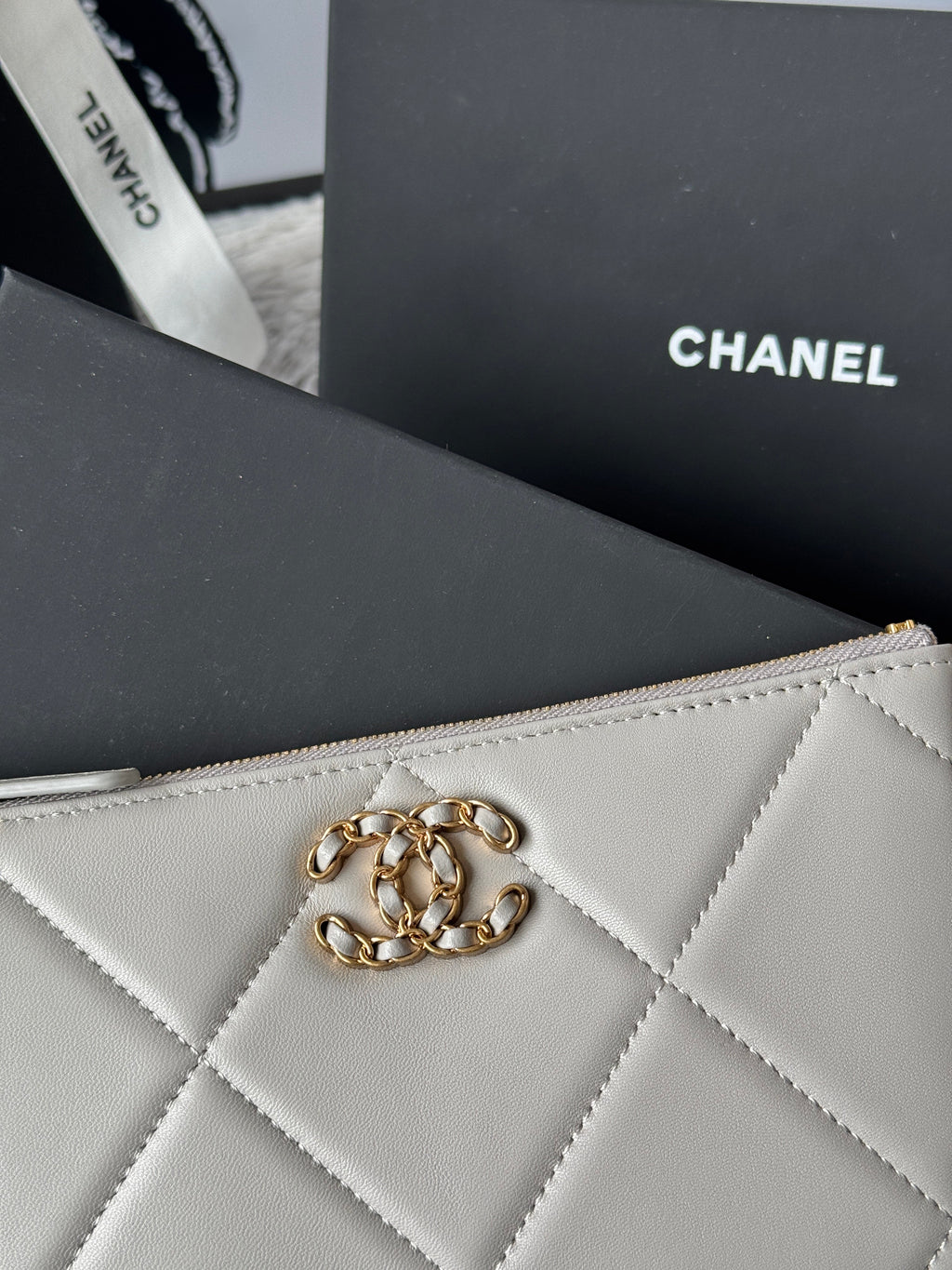 CLASSIC ZIPPER POUCH 20 IN GREY SMOOTH LAMBSKIN GOLD-TONE HARDWARE