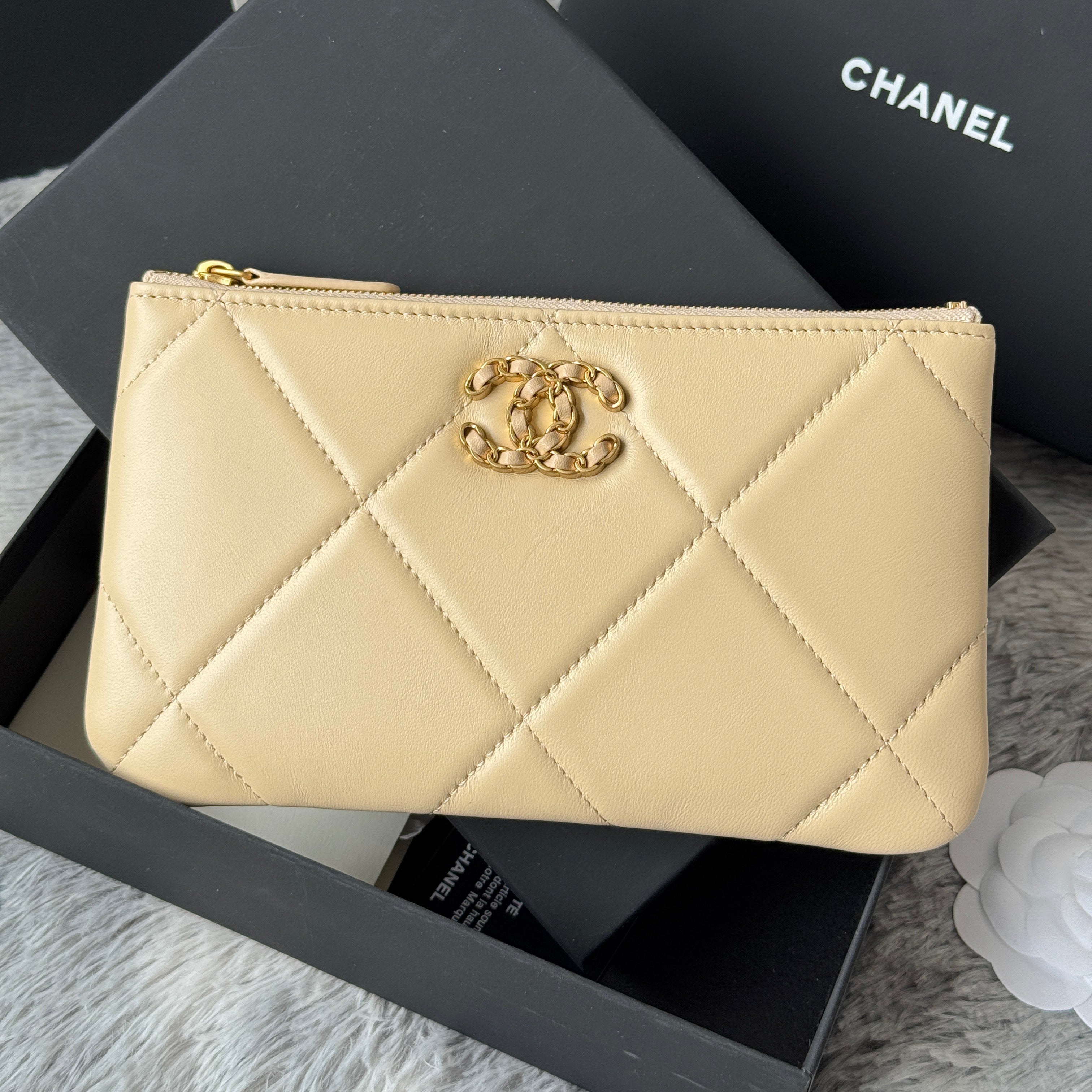 CLASSIC ZIPPER POUCH 20 IN BEIGE SMOOTH LAMBSKIN GOLD-TONE HARDWARE