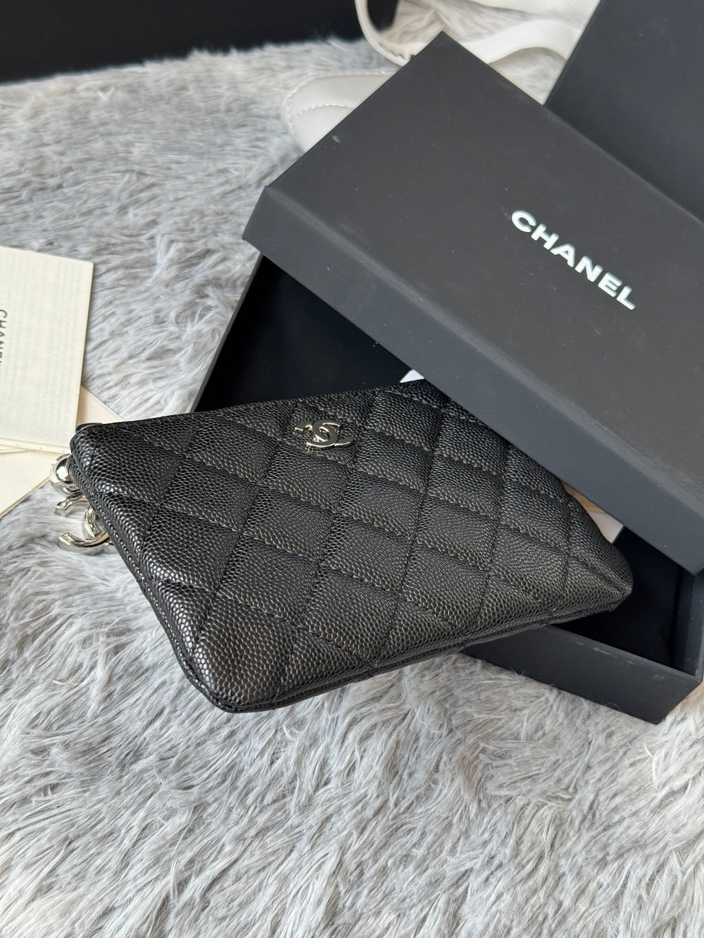 CC CLASSIC ZIPPED POUCH 14 IN BLACK GRAINED CALFSKIN SILVER-TONE CHARM CHAIN