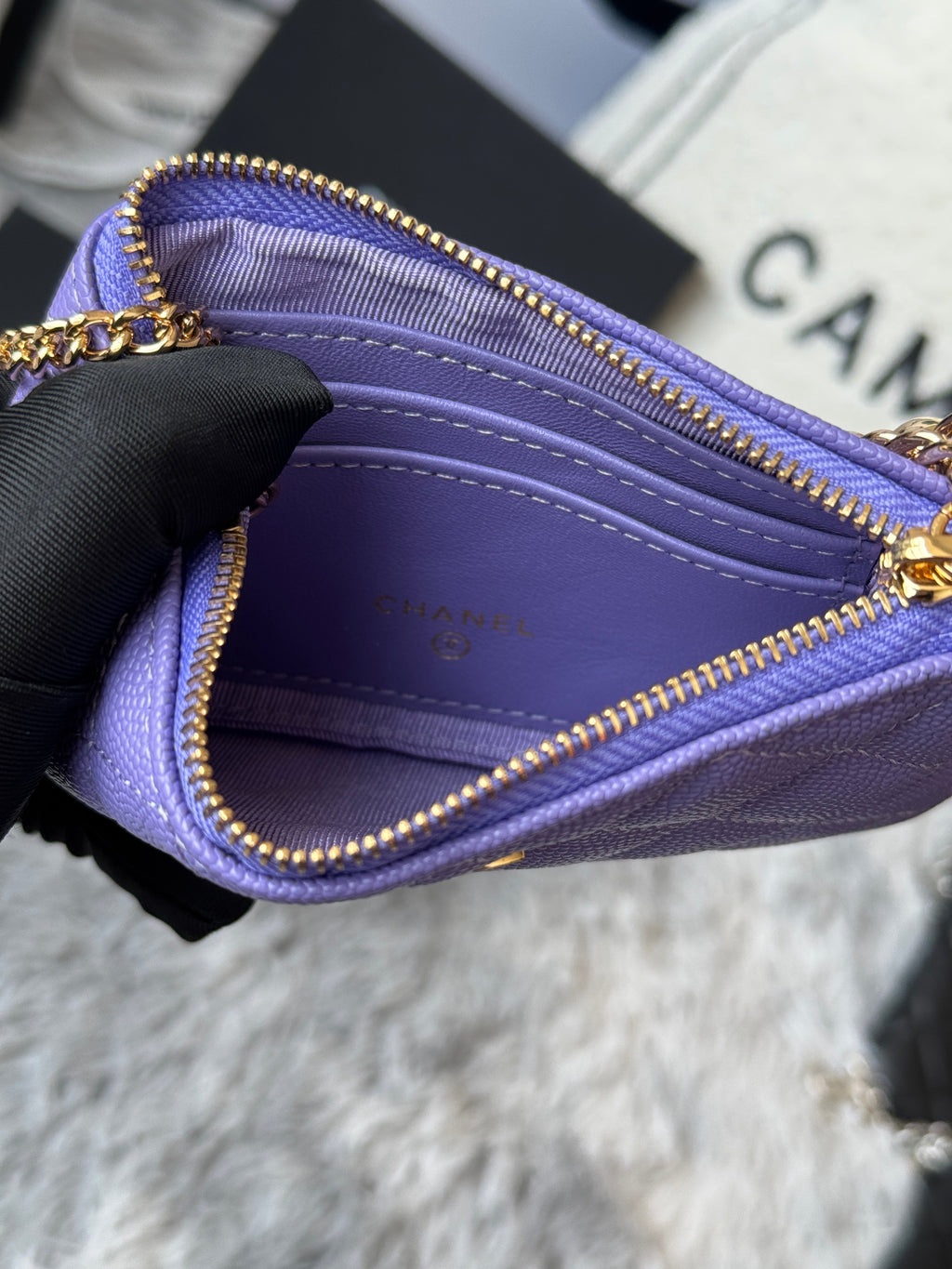 CC CLASSIC ZIPPED POUCH 14 IN BABY PURPLE GRAINED CALFSKIN GOLD-TONE CHARM CHAIN
