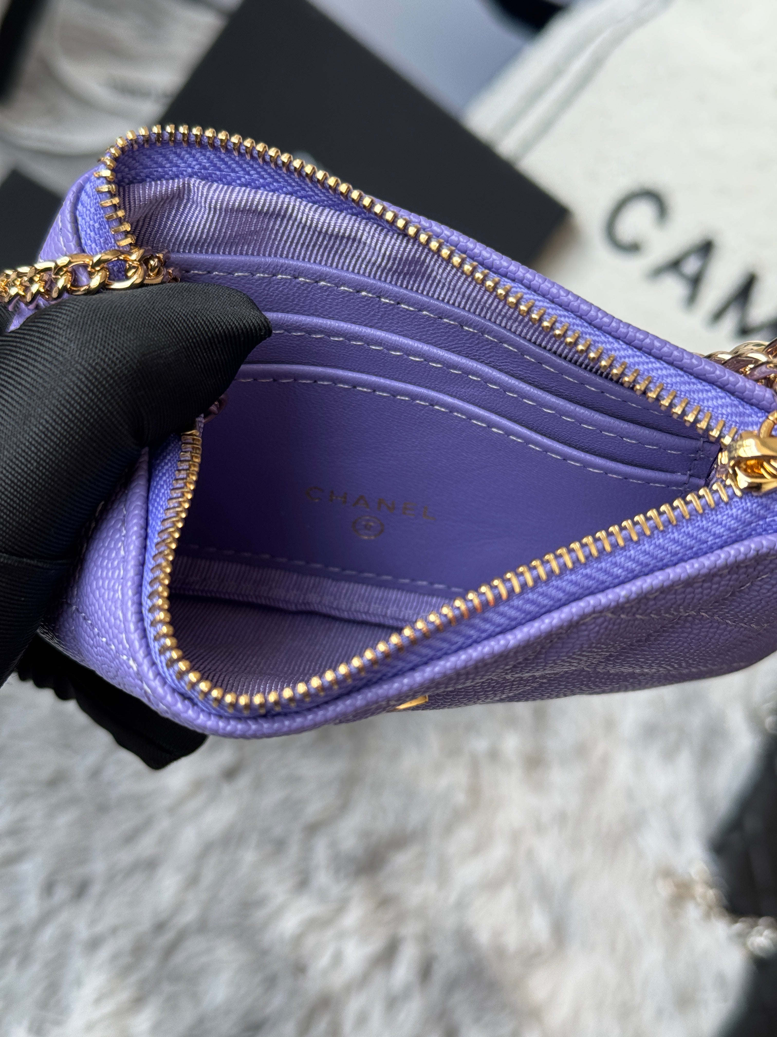 CC CLASSIC ZIPPED POUCH 14 IN BABY PURPLE GRAINED CALFSKIN GOLD-TONE CHARM CHAIN