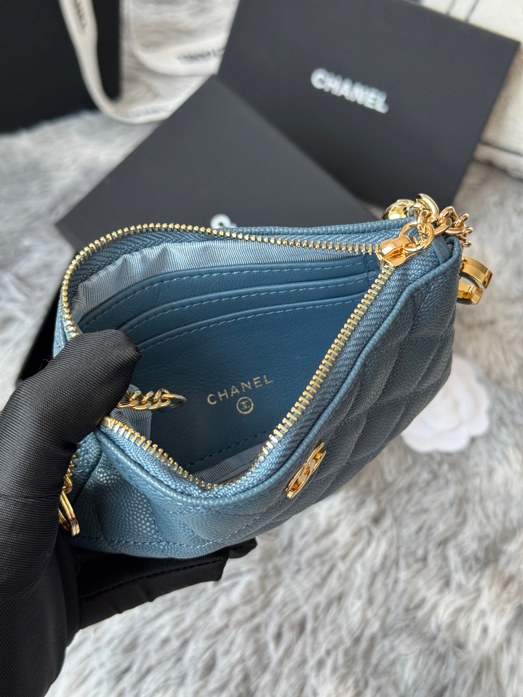 CC CLASSIC ZIPPED POUCH 14 IN NEPAL BLUE GRAINED CALFSKIN GOLD-TONE CHARM CHAIN