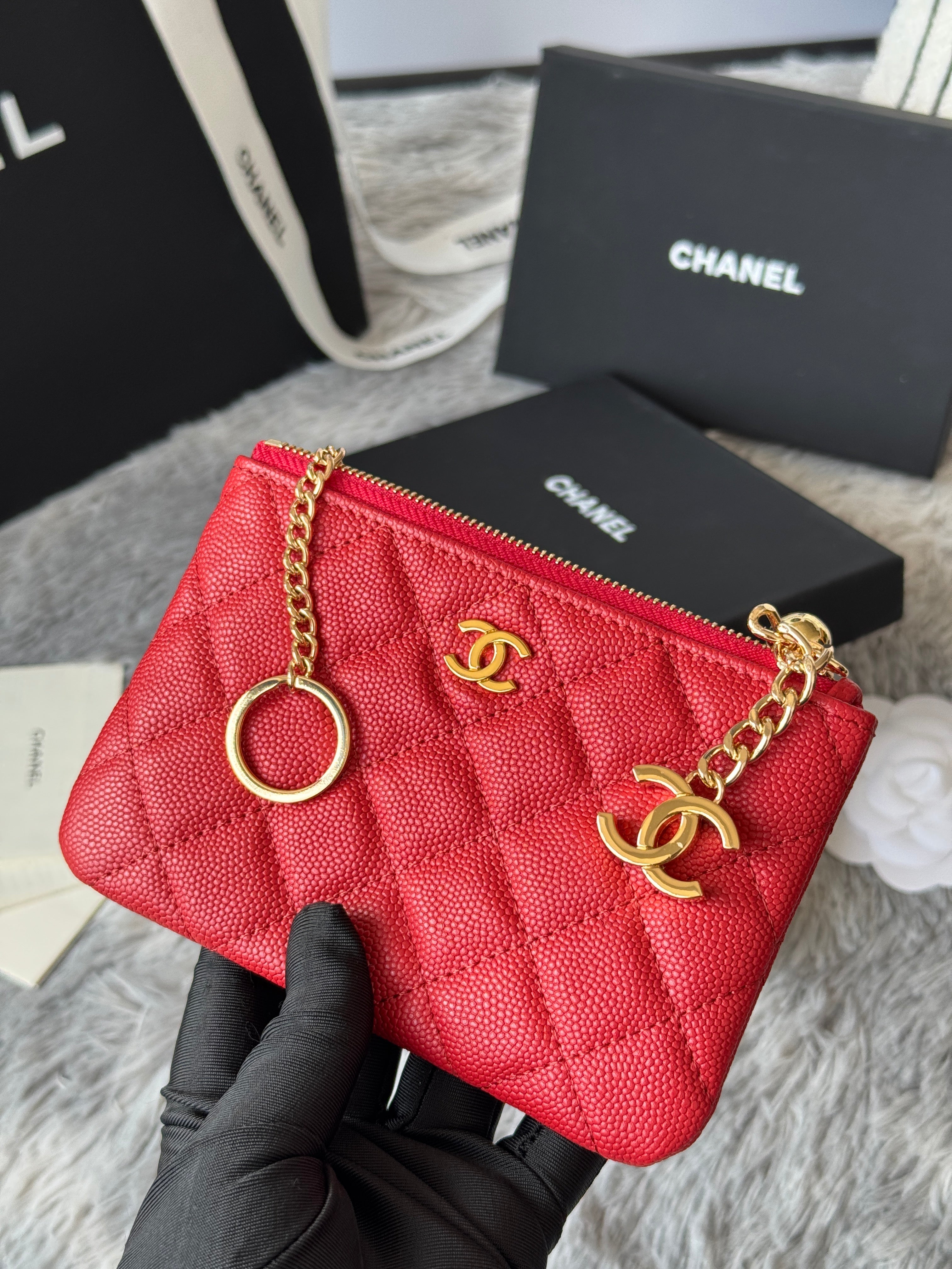 CC CLASSIC ZIPPED POUCH 14 IN RED GRAINED CALFSKIN GOLD-TONE CHARM CHAIN