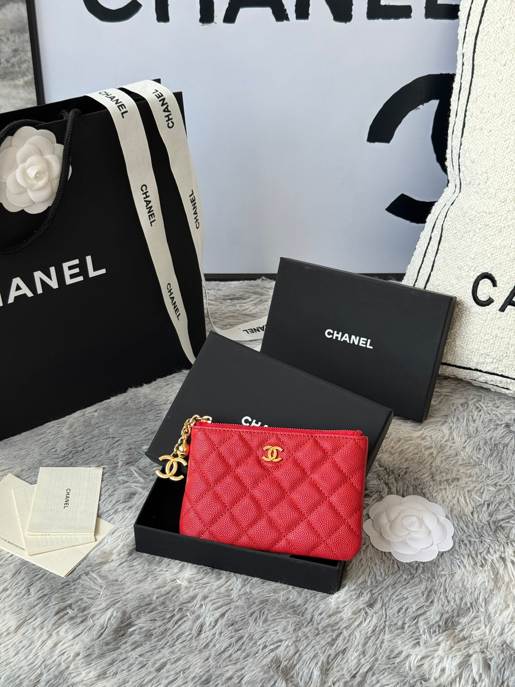 CC CLASSIC ZIPPED POUCH 14 IN RED GRAINED CALFSKIN GOLD-TONE CHARM CHAIN