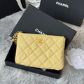 CC CLASSIC ZIPPED POUCH 14 IN YELLOW GRAINED CALFSKIN GOLD-TONE CHARM CHAIN
