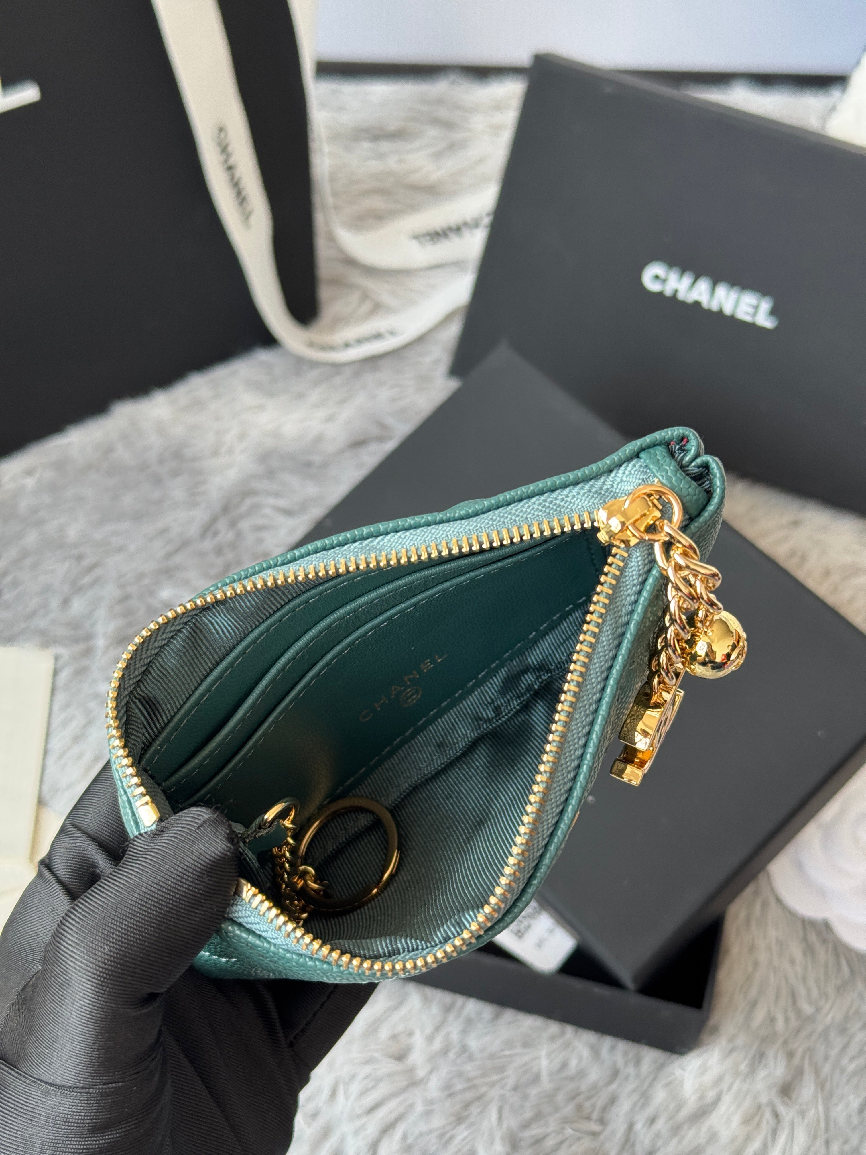CC CLASSIC ZIPPED POUCH 14 IN NEPTUNE GREEN GRAINED CALFSKIN GOLD-TONE CHARM CHAIN